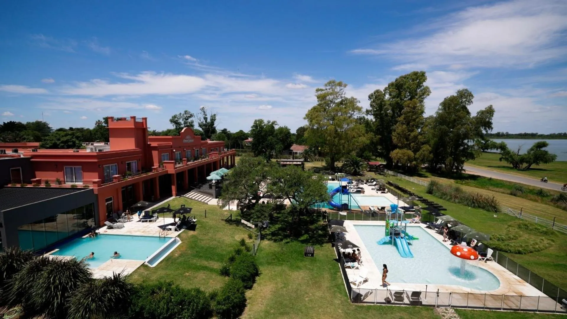 Garden view in Howard Johnson Chascomus