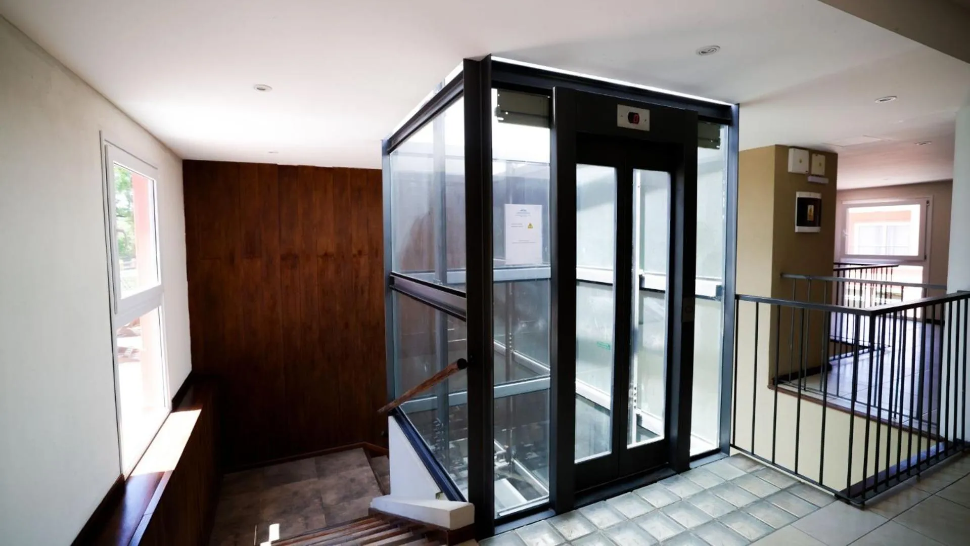 elevator in Howard Johnson Chascomus