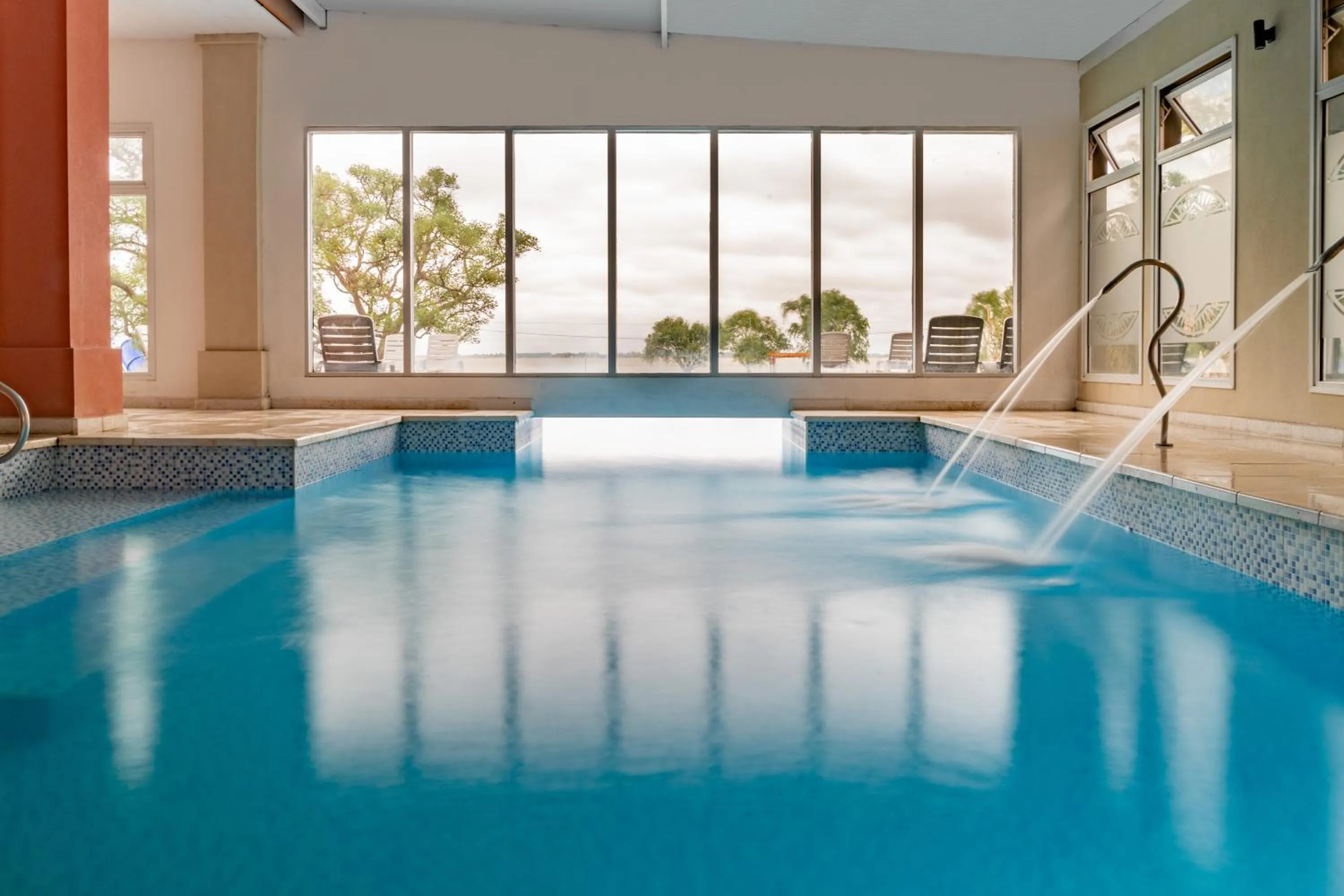 Swimming pool in Howard Johnson Chascomus