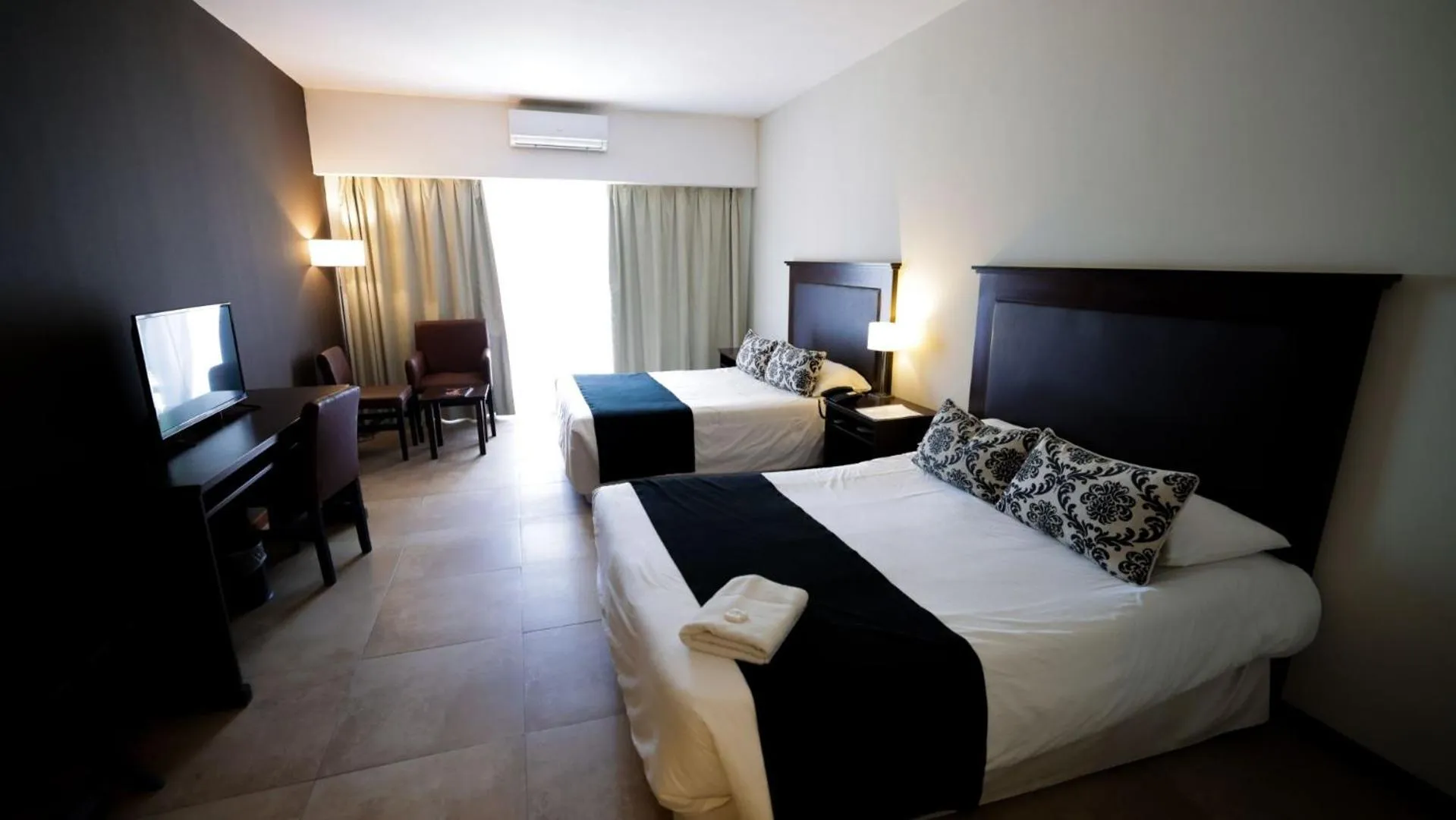 Bed in Howard Johnson Chascomus