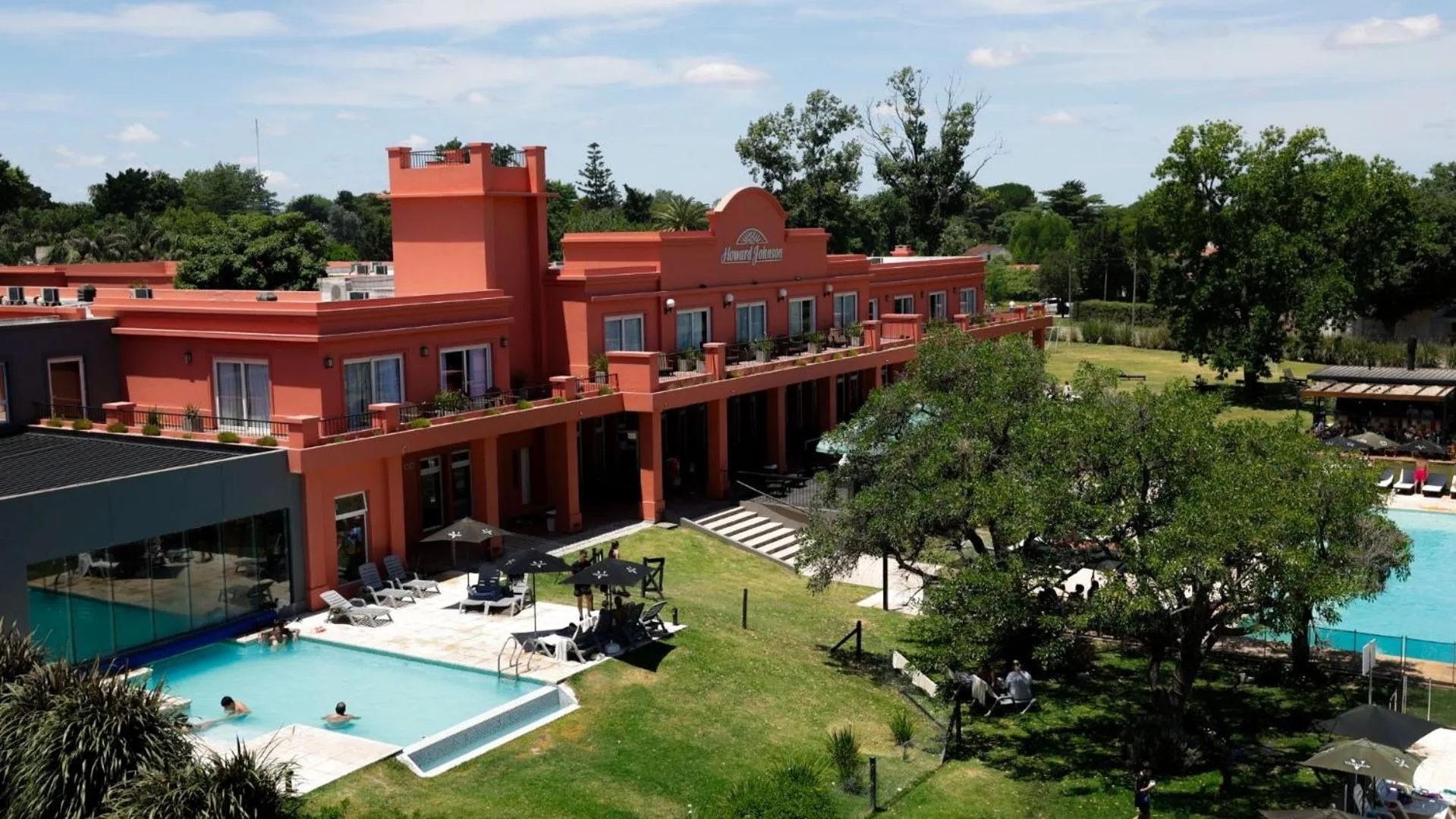 Property building in Howard Johnson Chascomus