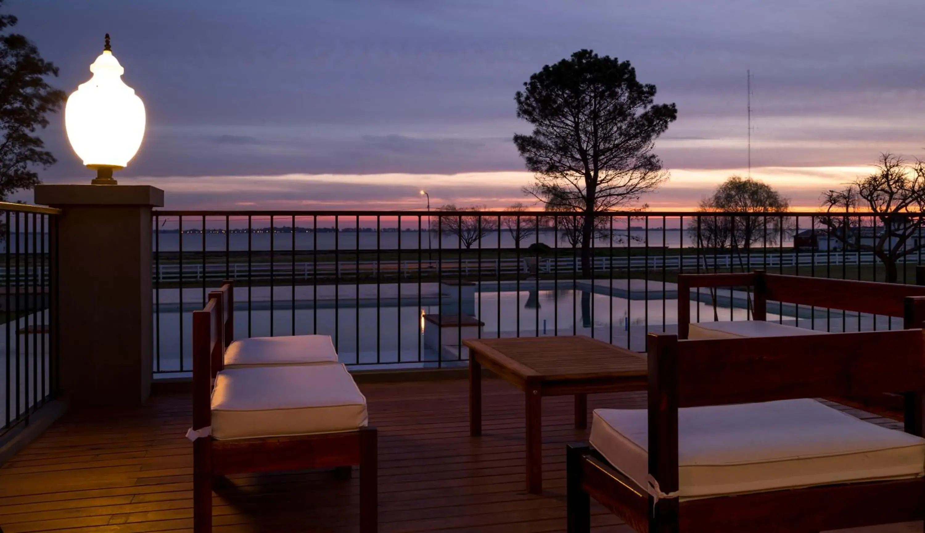 Swimming pool in Howard Johnson Chascomus Swimming pool in Howard Johnson Chascomus