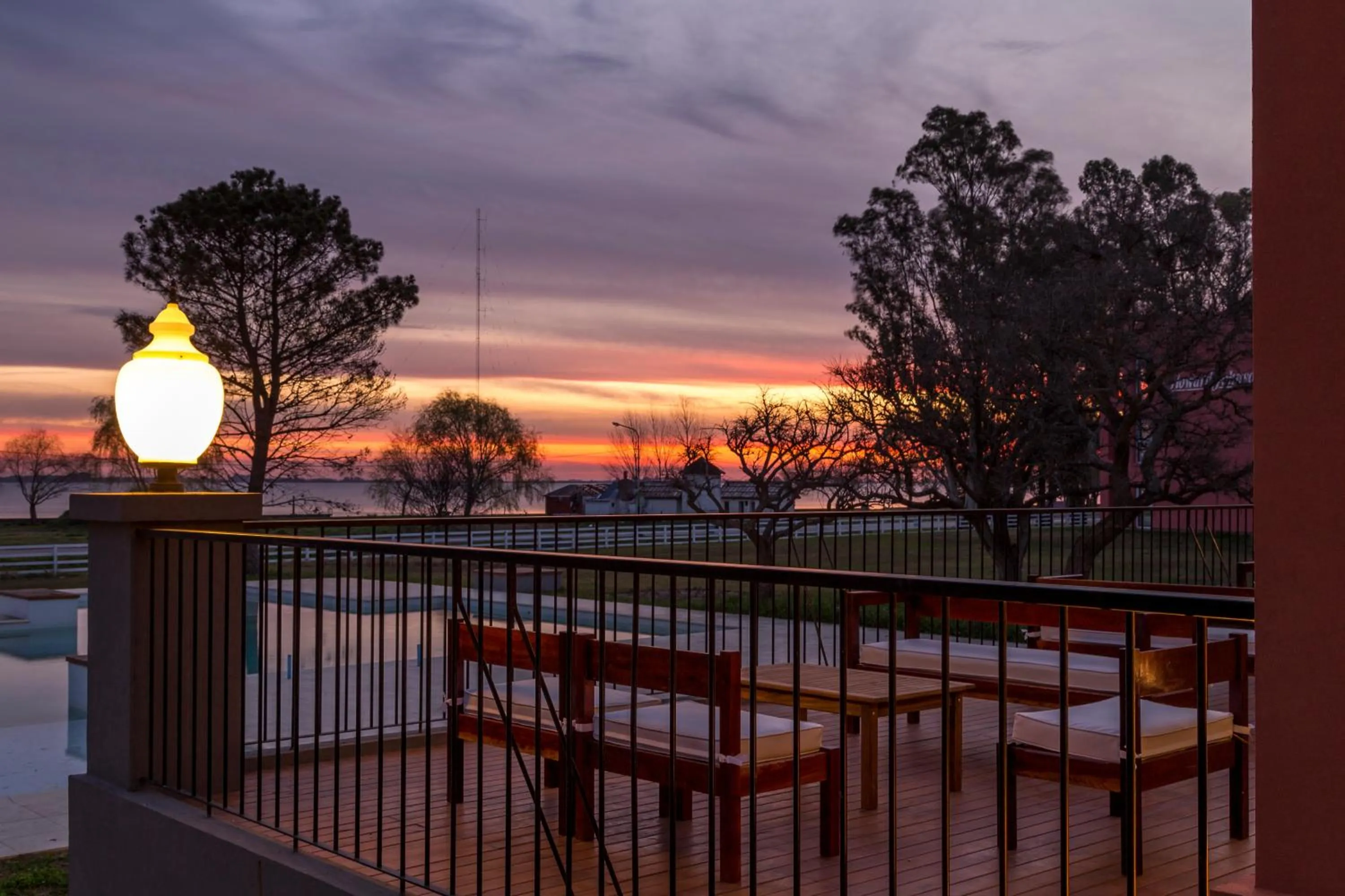 Swimming pool in Howard Johnson Chascomus