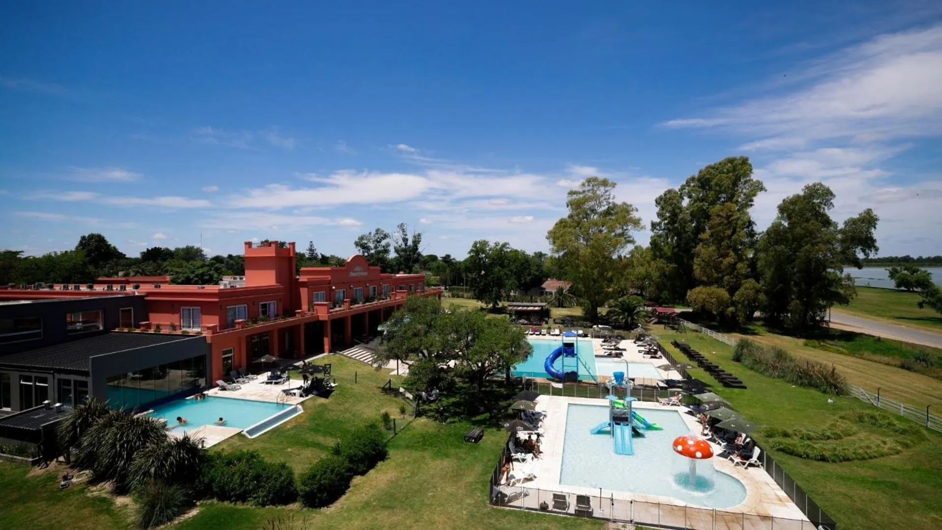 Pool view in Howard Johnson Chascomus