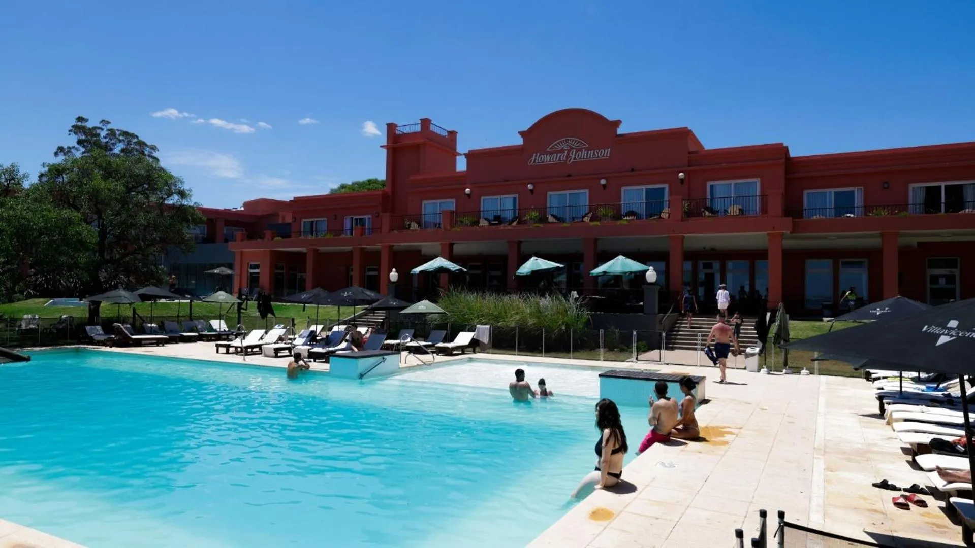 Property building in Howard Johnson Chascomus