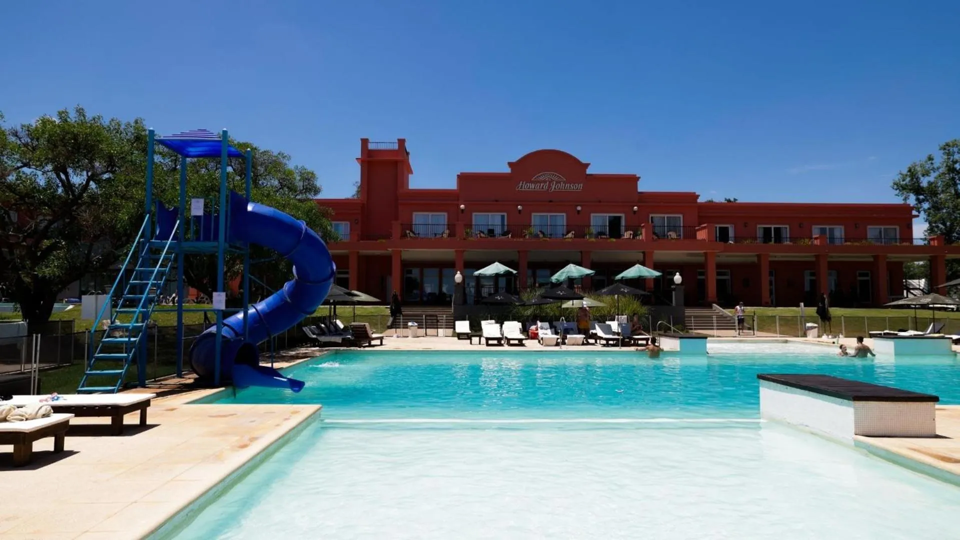 Pool view in Howard Johnson Chascomus