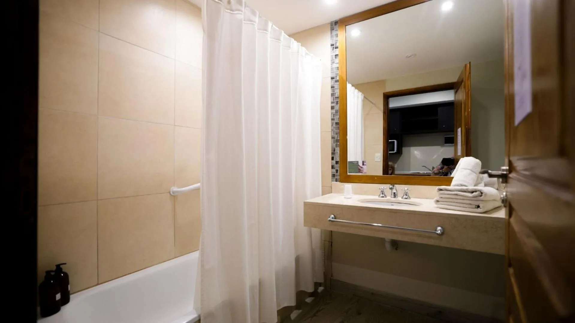 Shower in Howard Johnson Chascomus