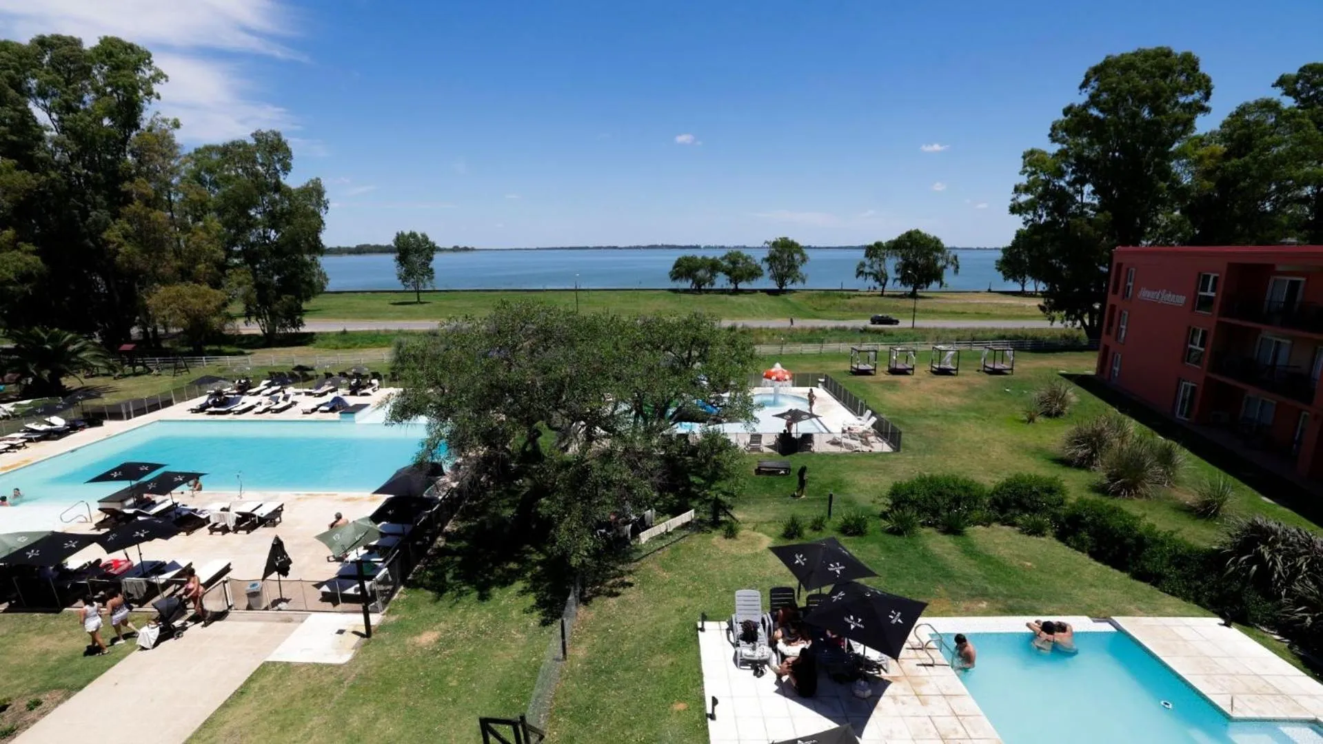 Property building in Howard Johnson Chascomus