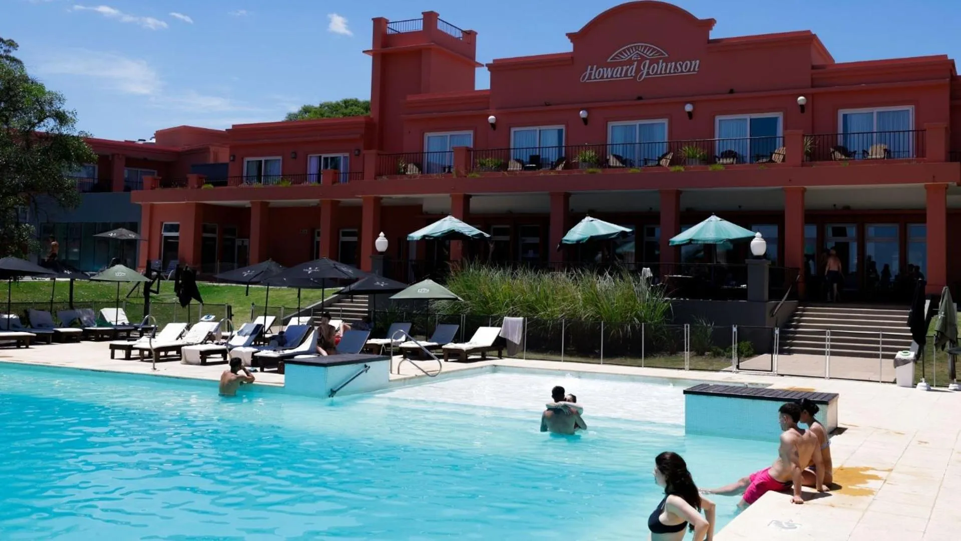 Property building in Howard Johnson Chascomus