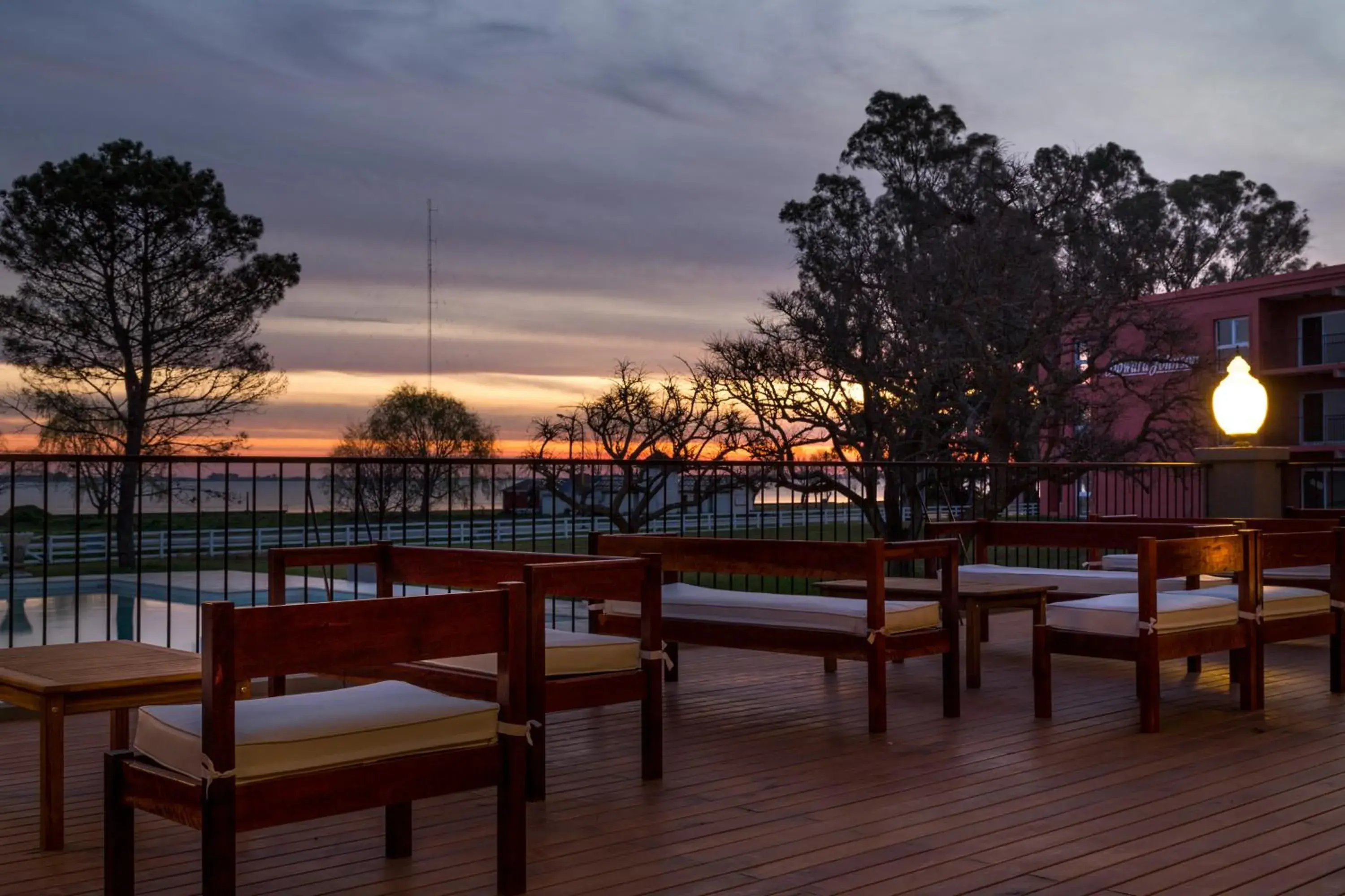 Swimming pool in Howard Johnson Chascomus Swimming pool in Howard Johnson Chascomus