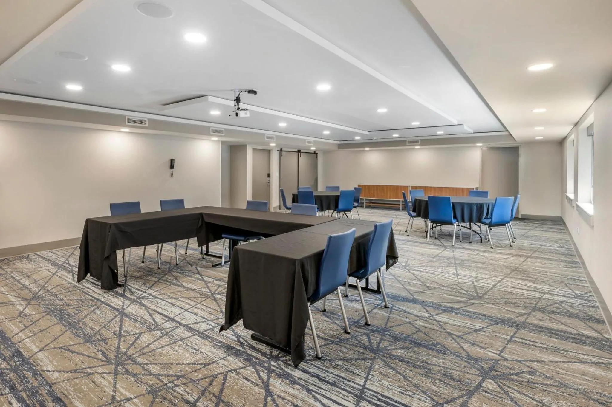 Meeting/conference room in Holiday Inn Express Chicago-Downers Grove by IHG