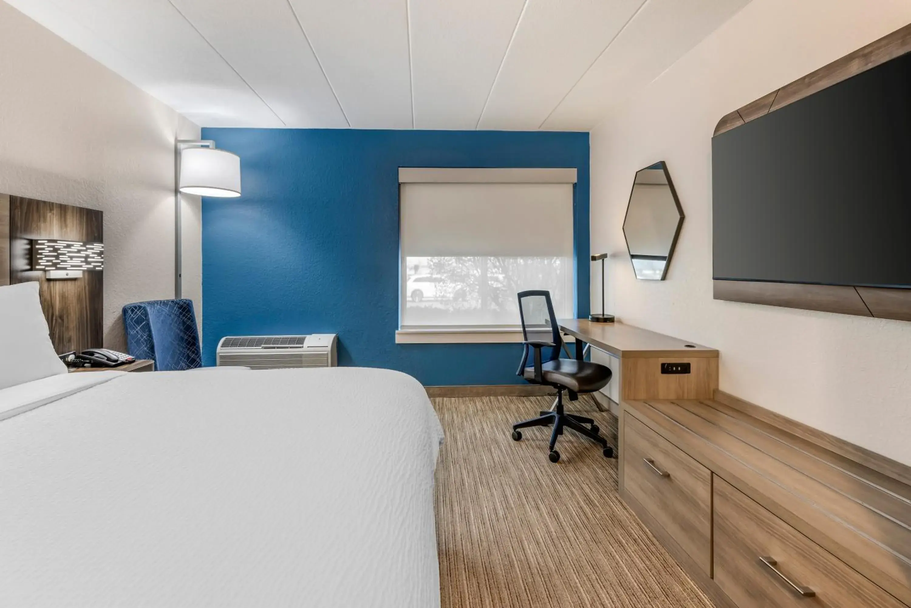 Bed in Holiday Inn Express Chicago-Downers Grove by IHG Bed in Holiday Inn Express Chicago-Downers Grove by IHG