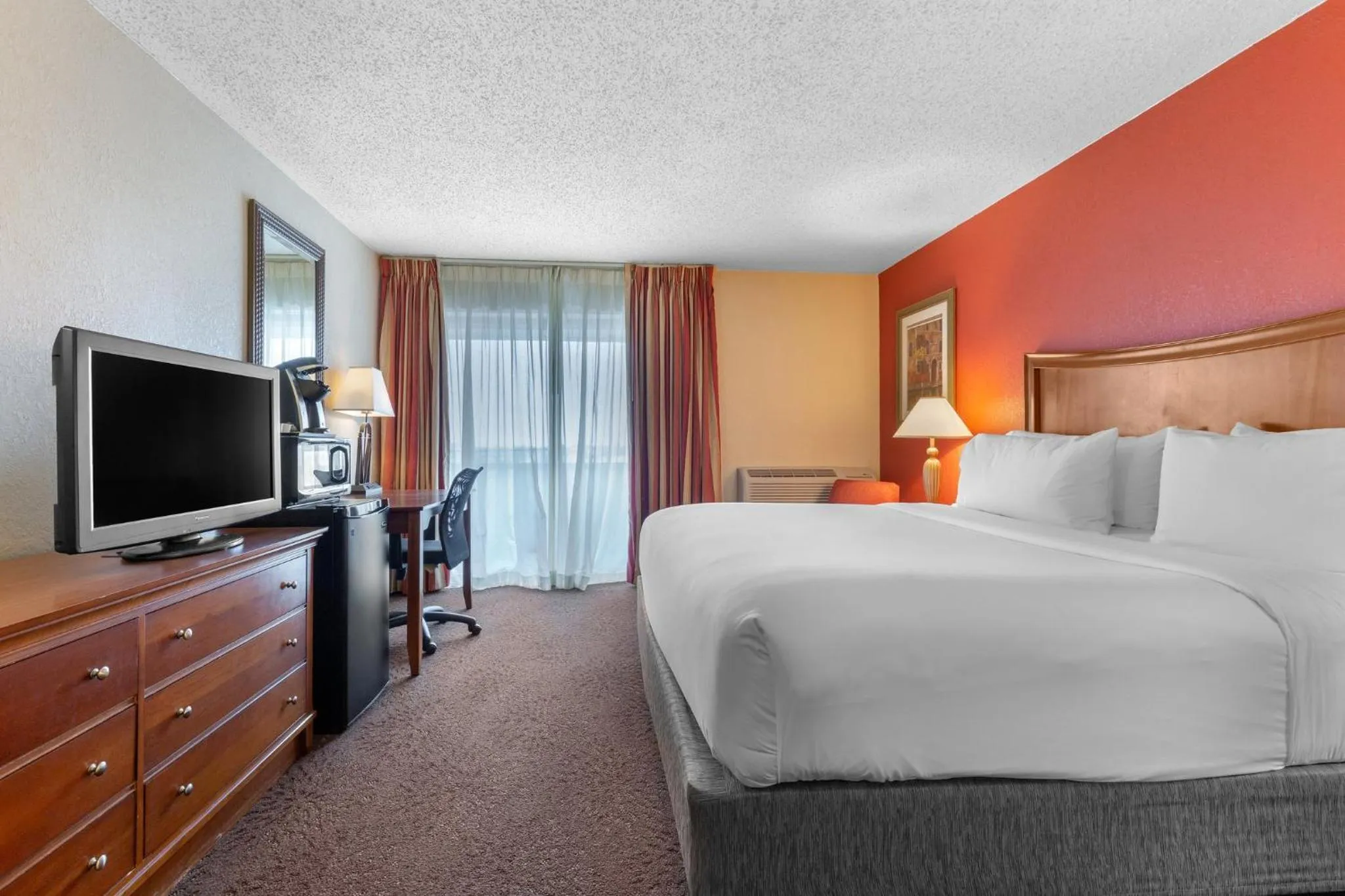 Photo of the whole room, Bed in Holiday Inn Express Chicago-Downers Grove by IHG