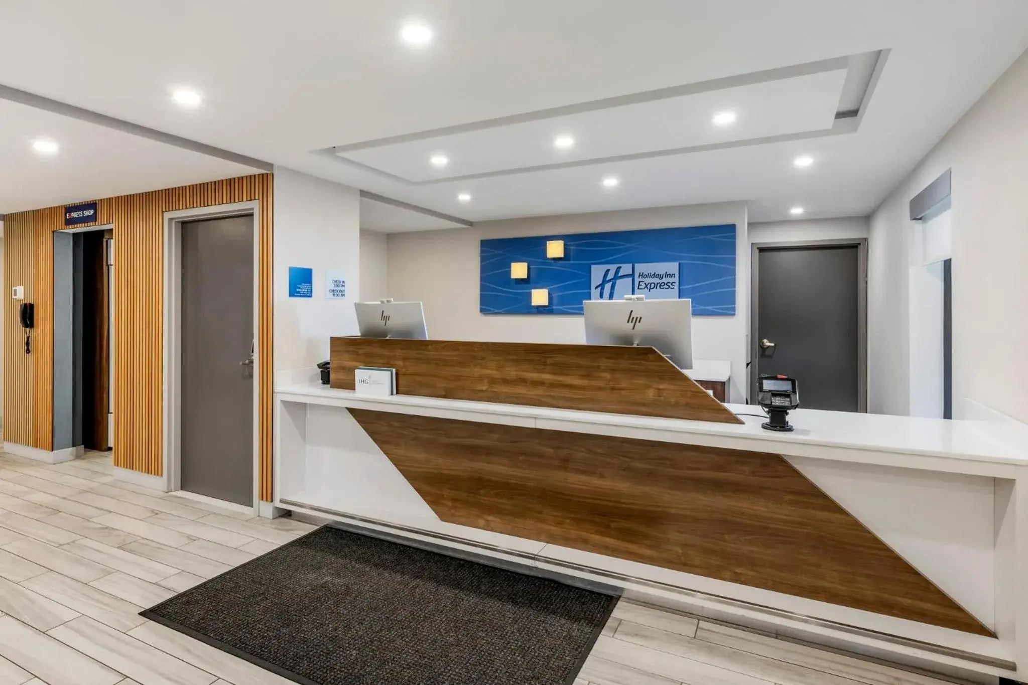 Property building in Holiday Inn Express Chicago-Downers Grove by IHG Property building in Holiday Inn Express Chicago-Downers Grove by IHG