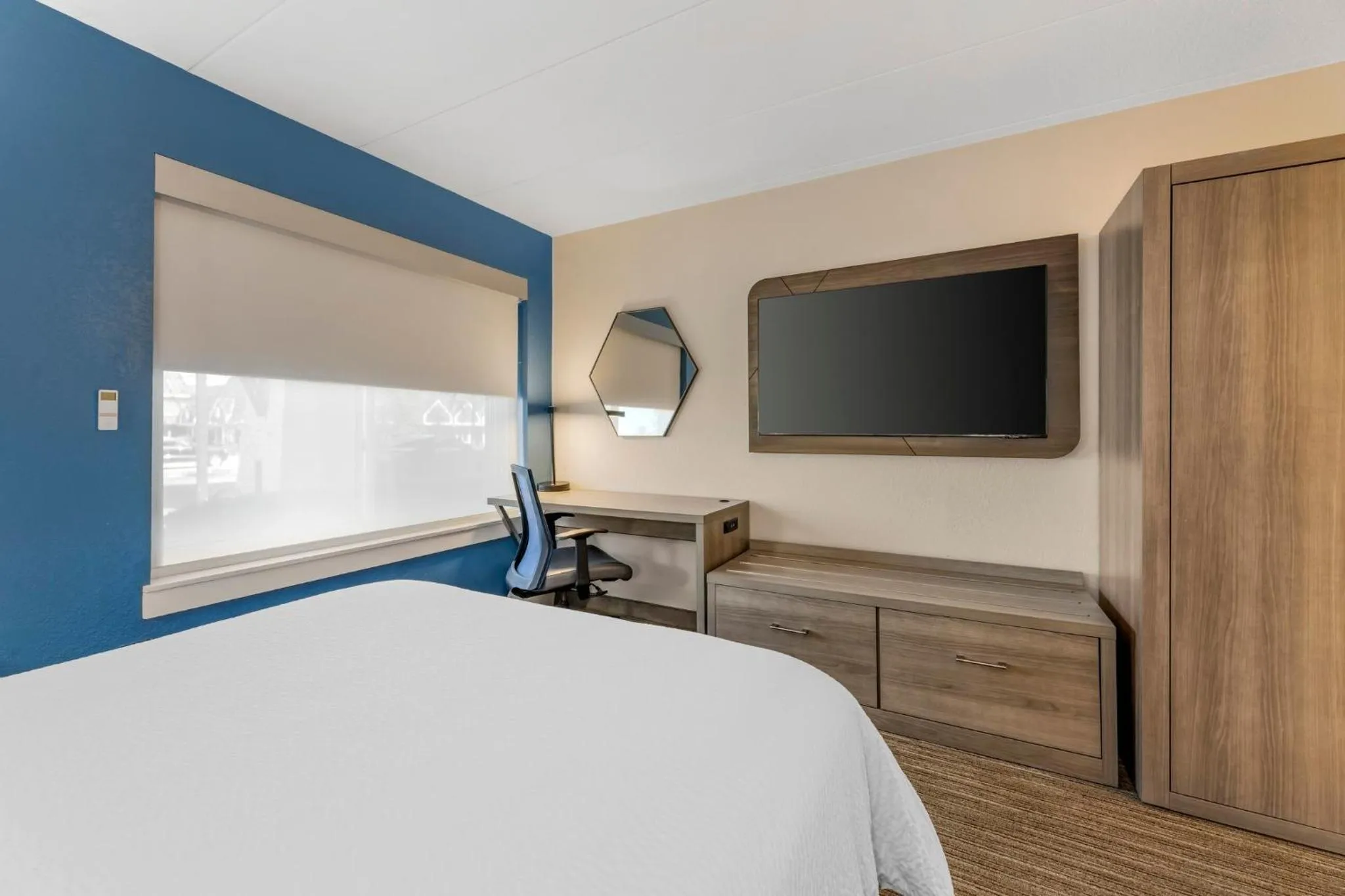 Photo of the whole room, Bed in Holiday Inn Express Chicago-Downers Grove by IHG