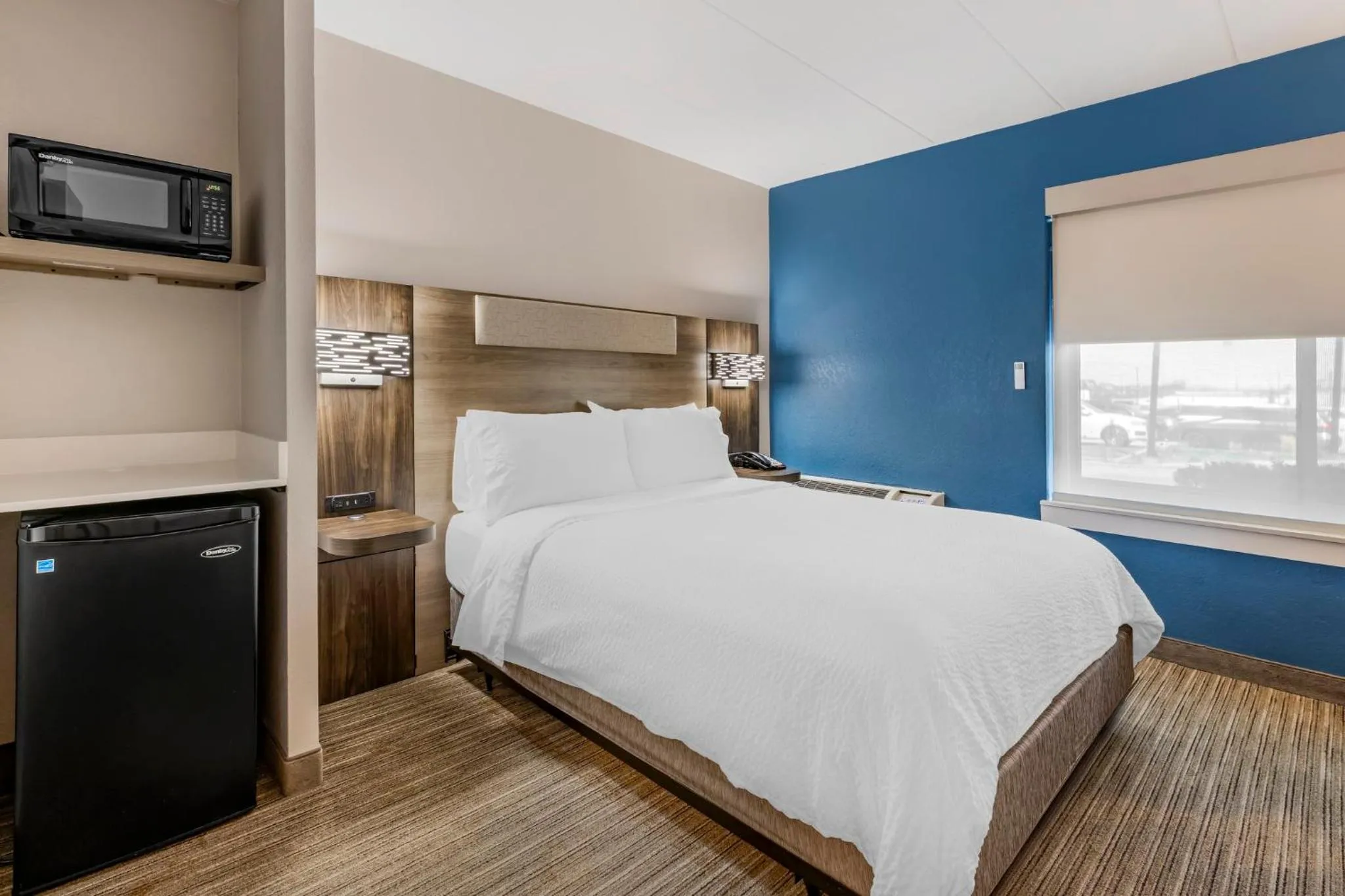 Photo of the whole room, Bed in Holiday Inn Express Chicago-Downers Grove by IHG