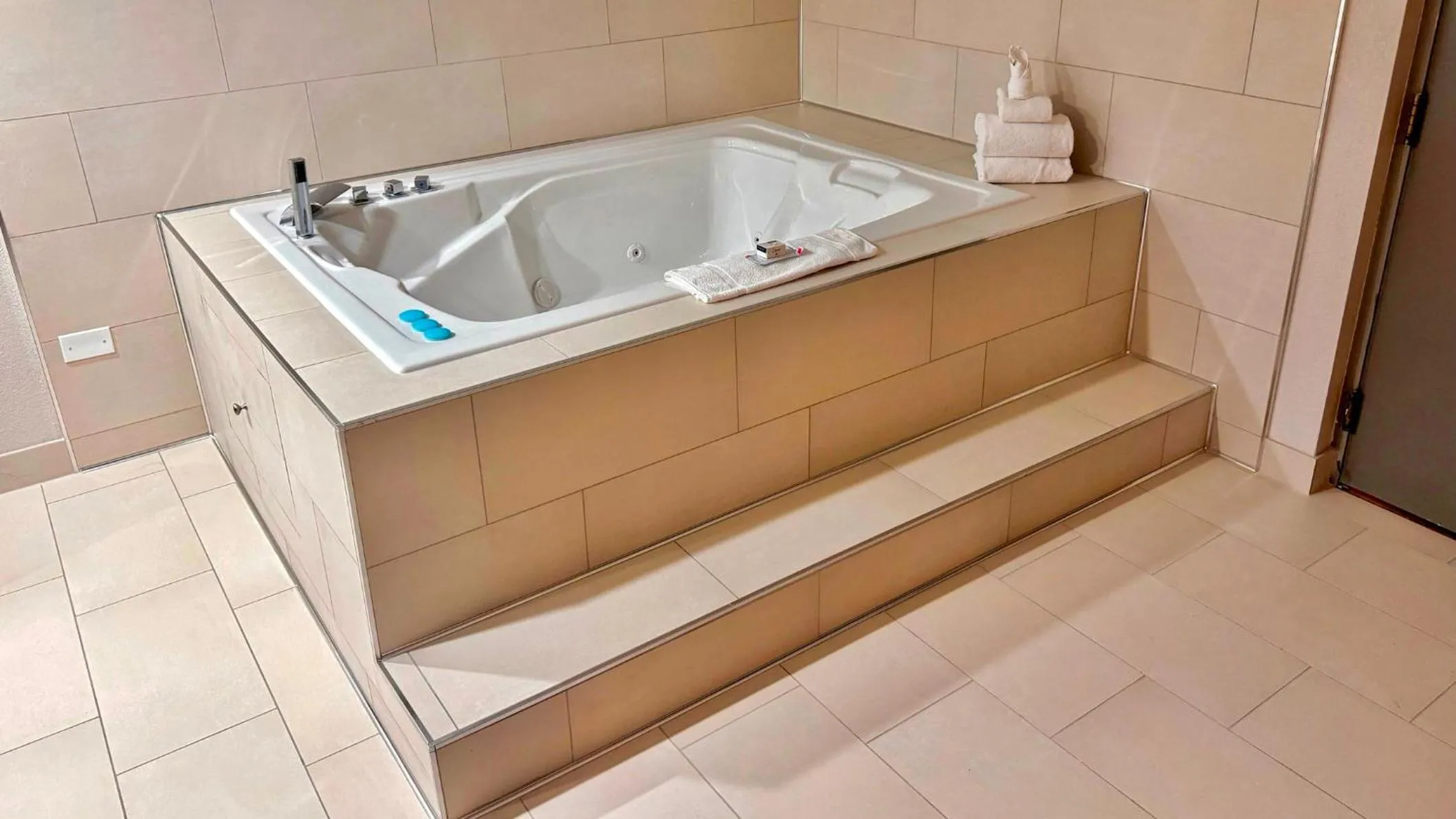 Photo of the whole room in Holiday Inn Express Chicago-Downers Grove by IHG