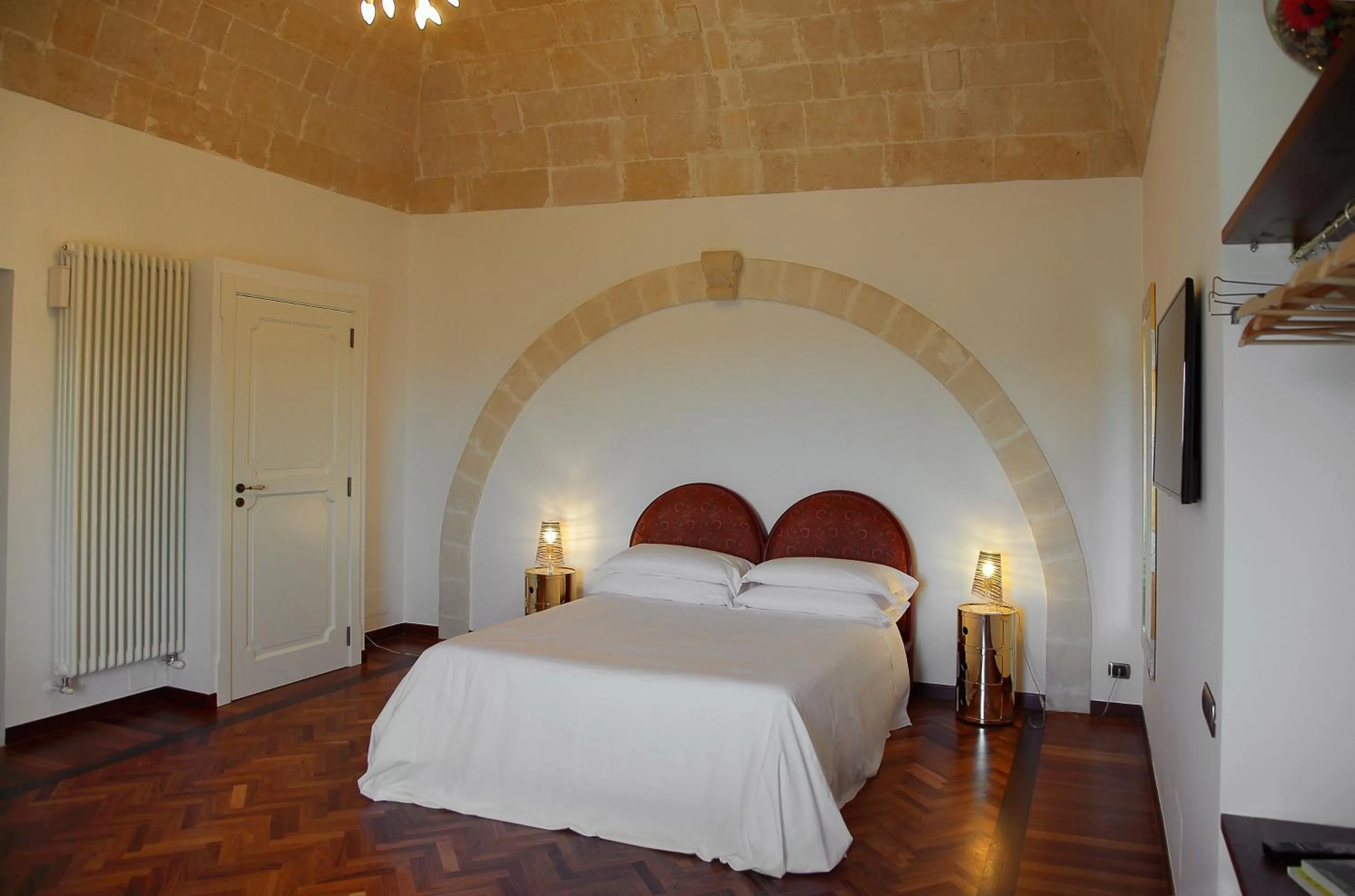 Photo of the whole room, Bed in Antica Civita Luxury Room