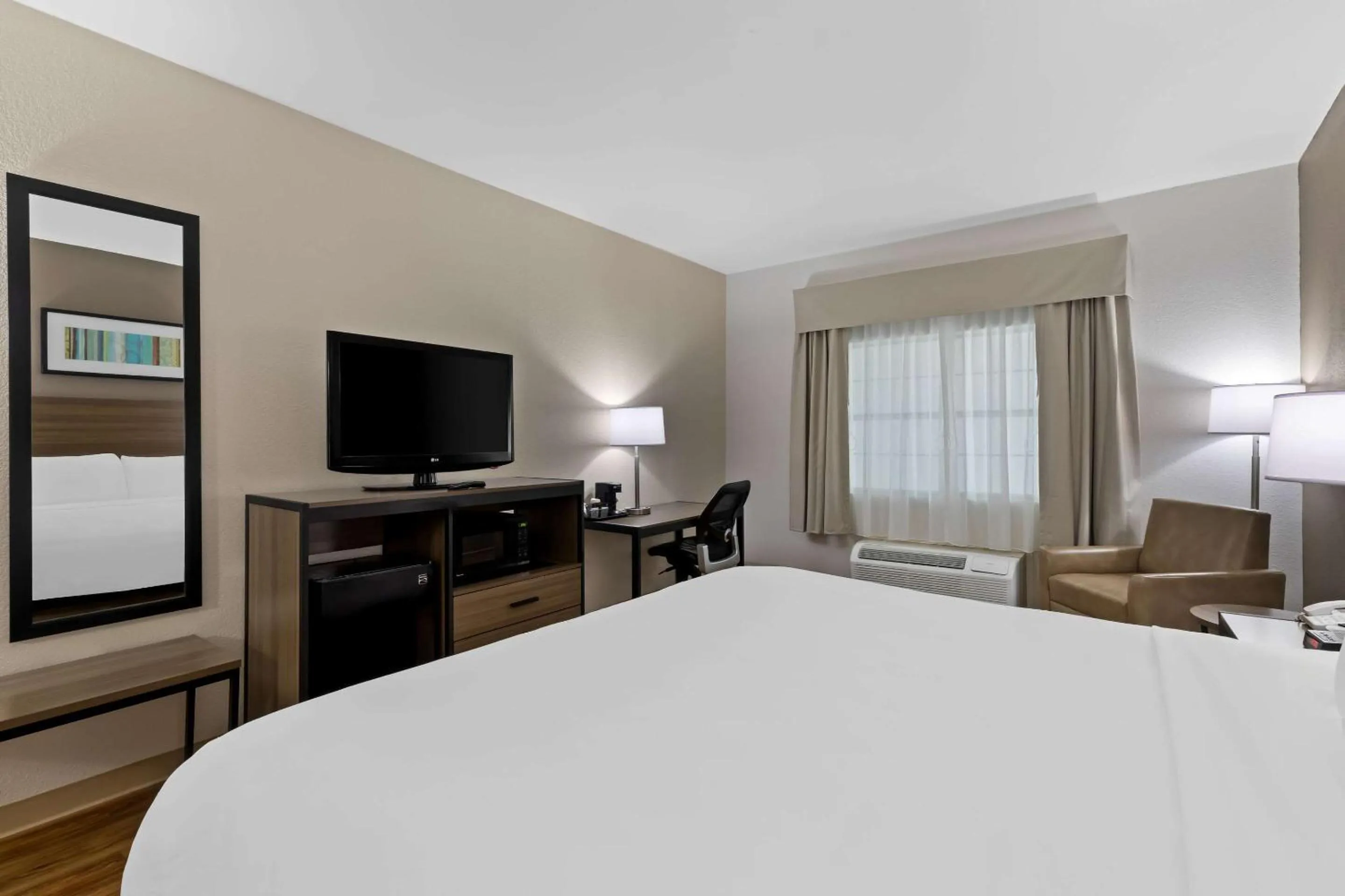 Bedroom, Bed in Quality Inn Fayetteville Near Historic Downtown Square