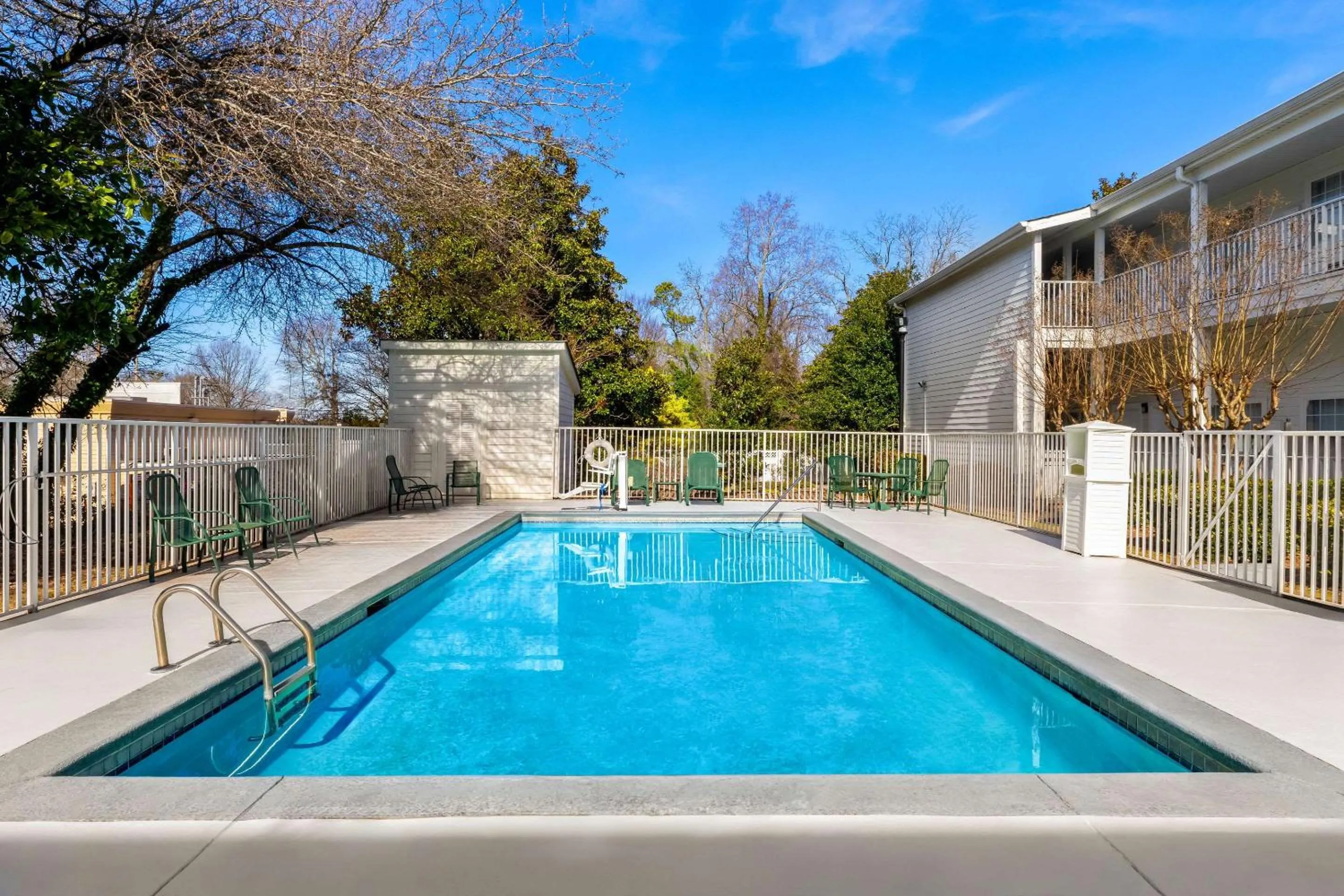 Swimming pool in Quality Inn Fayetteville Near Historic Downtown Square