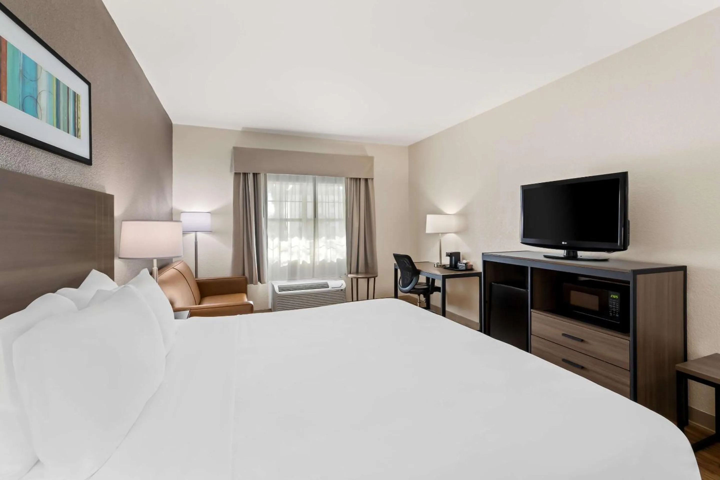 Bedroom, Bed in Quality Inn Fayetteville Near Historic Downtown Square