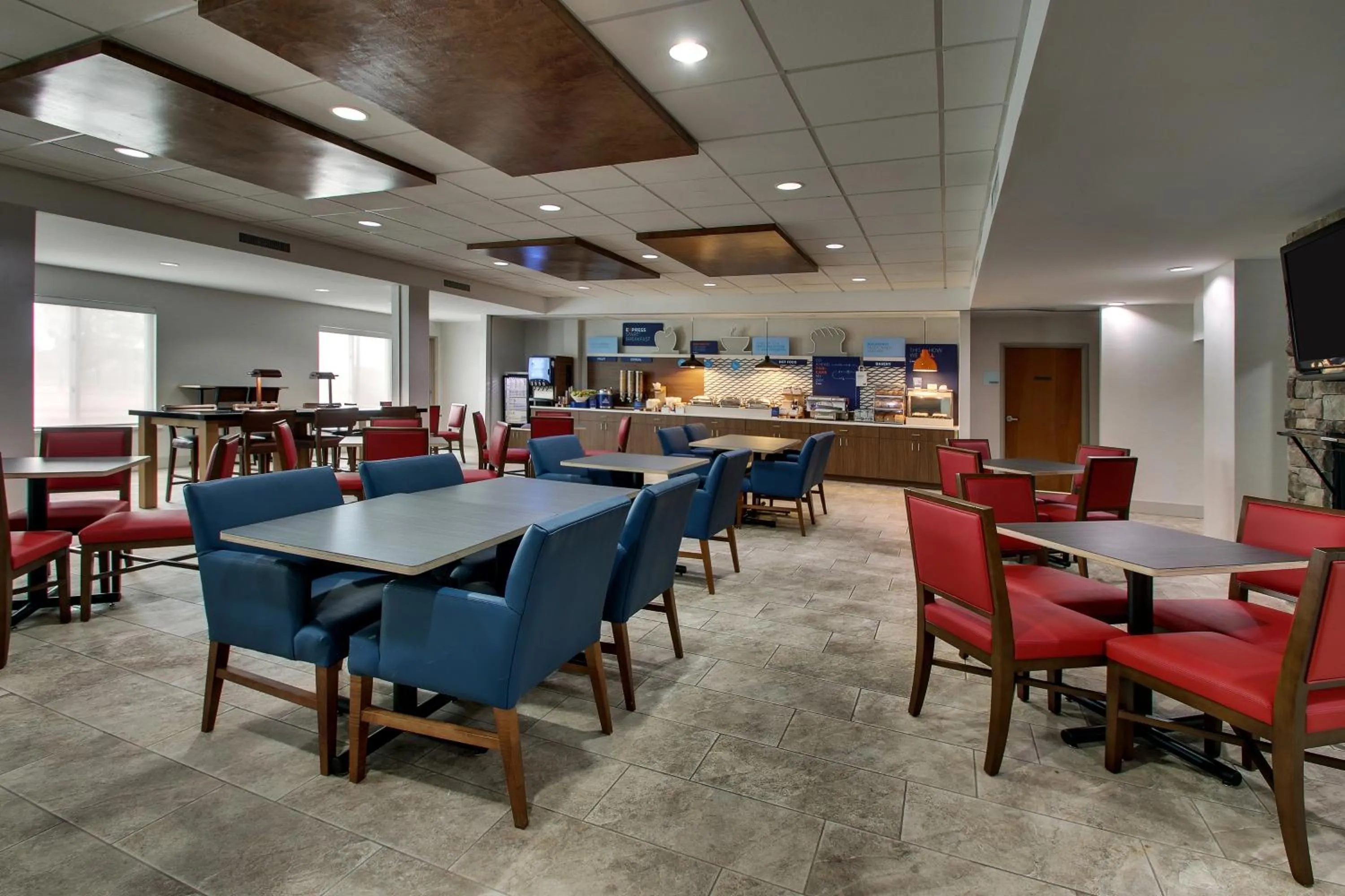 Breakfast in Holiday Inn Express Hotel & Suites Waukegan/Gurnee by IHG