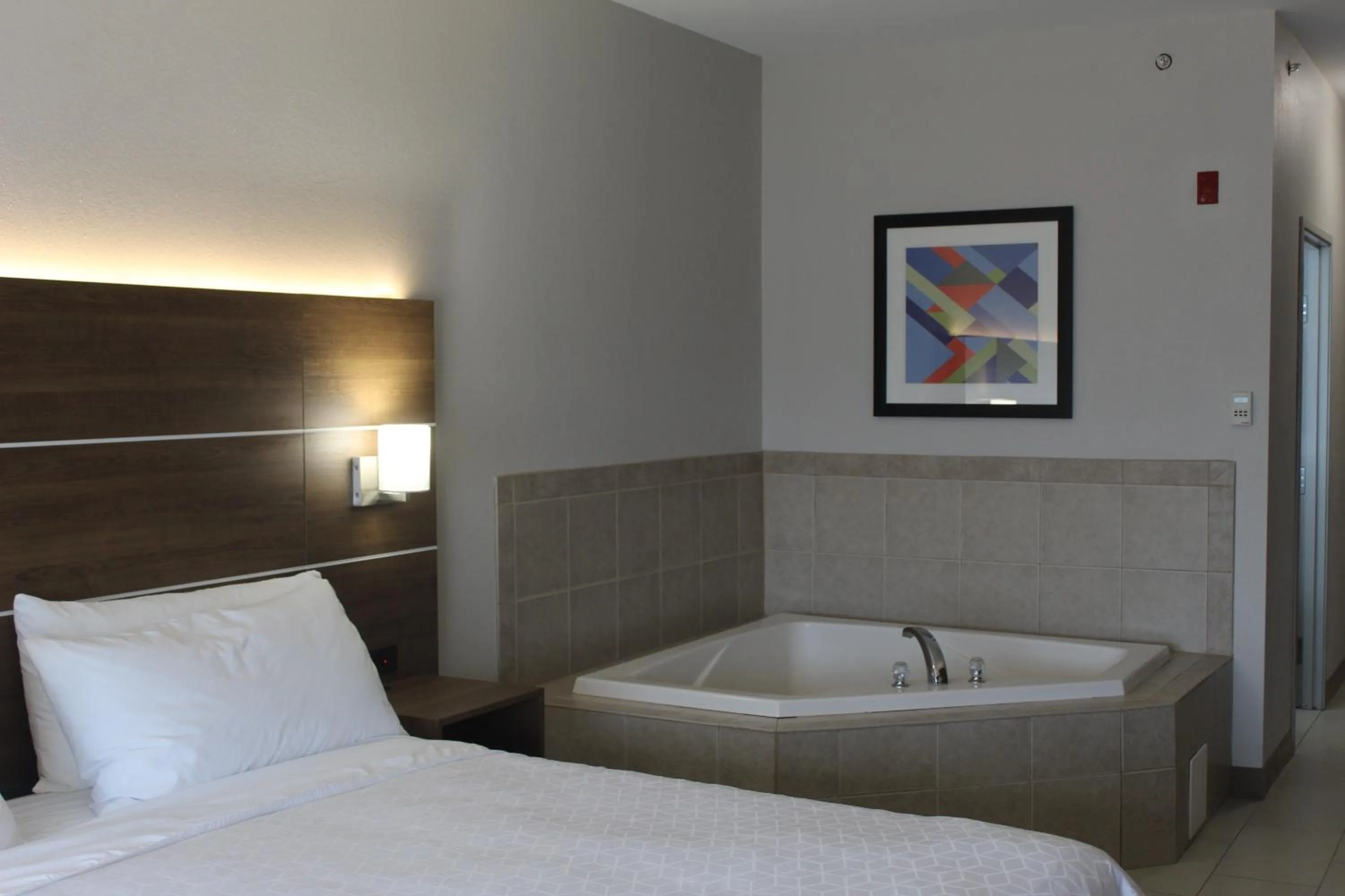 Photo of the whole room, Bed in Holiday Inn Express Hotel & Suites Waukegan/Gurnee by IHG