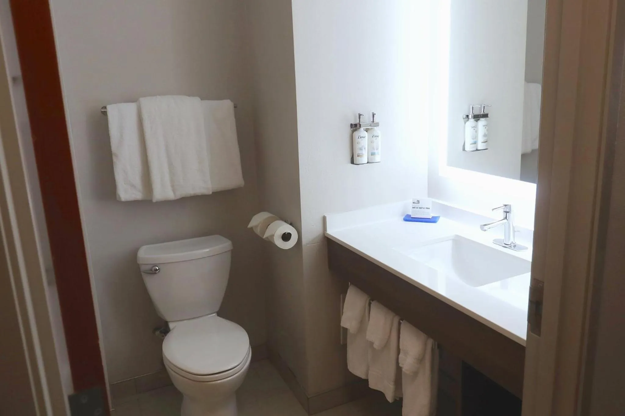 Photo of the whole room in Holiday Inn Express Hotel & Suites Waukegan/Gurnee by IHG