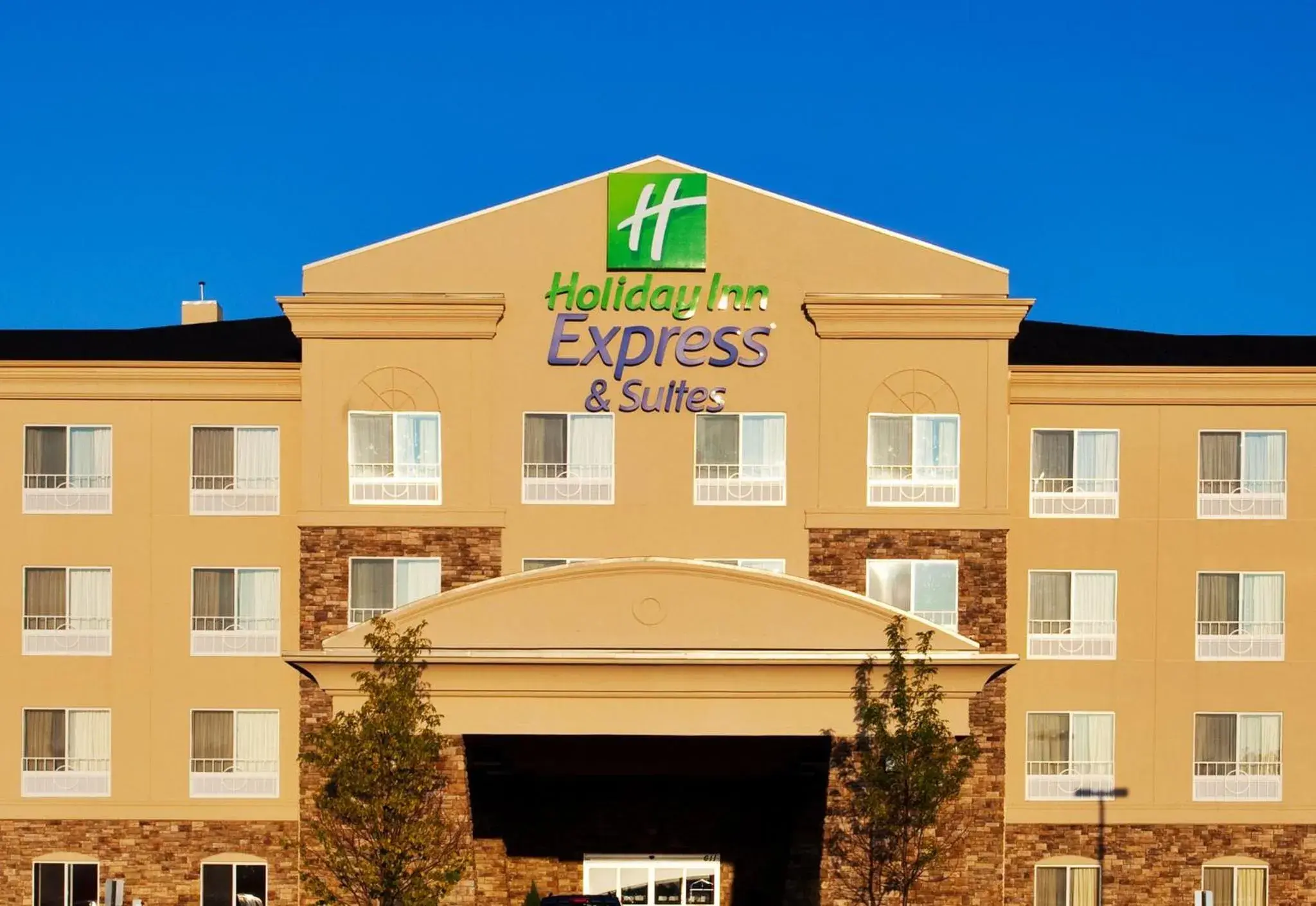 Property building in Holiday Inn Express Hotel & Suites Waukegan/Gurnee by IHG Property building in Holiday Inn Express Hotel & Suites Waukegan/Gurnee by IHG