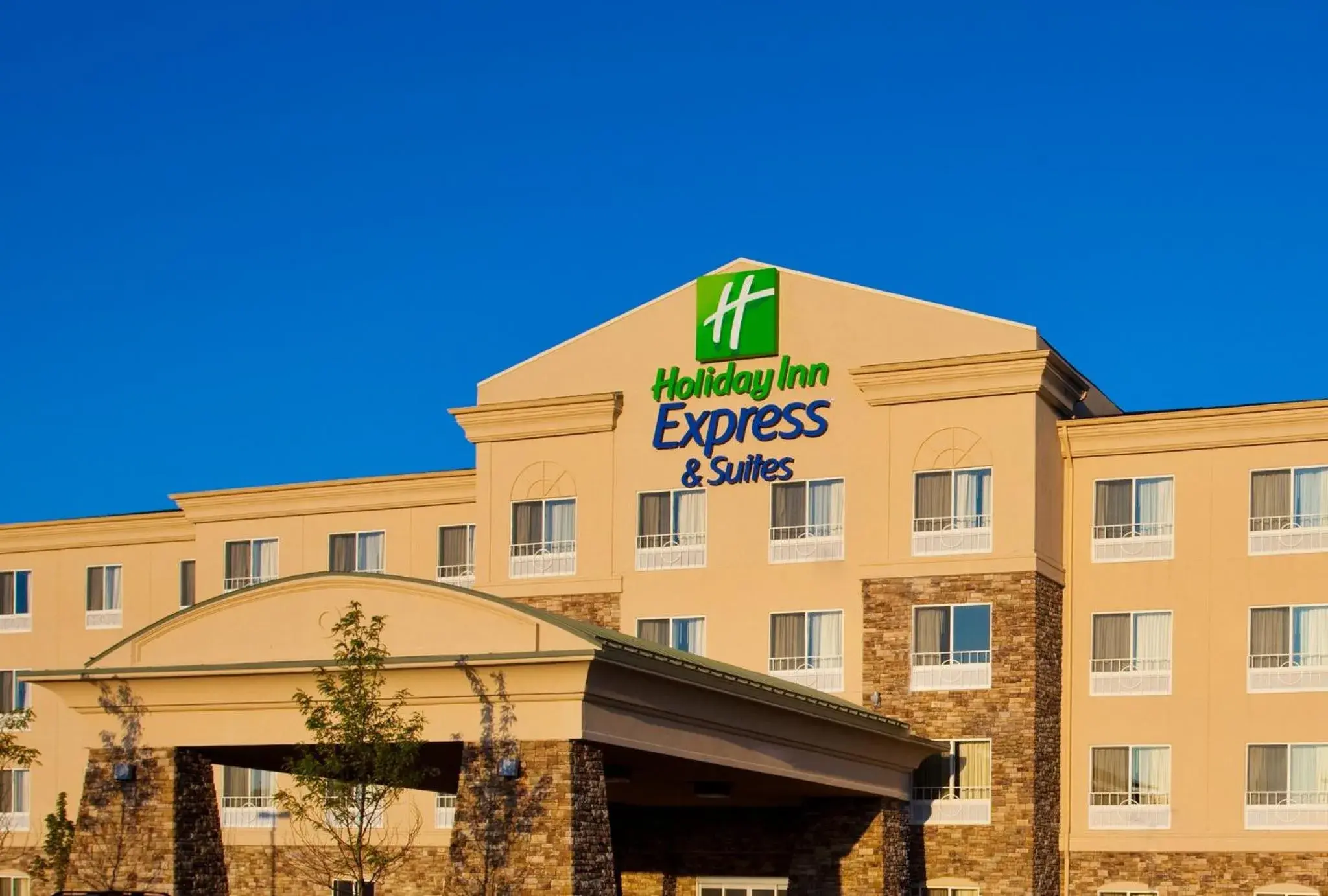 Property building in Holiday Inn Express Hotel & Suites Waukegan/Gurnee by IHG Property building in Holiday Inn Express Hotel & Suites Waukegan/Gurnee by IHG
