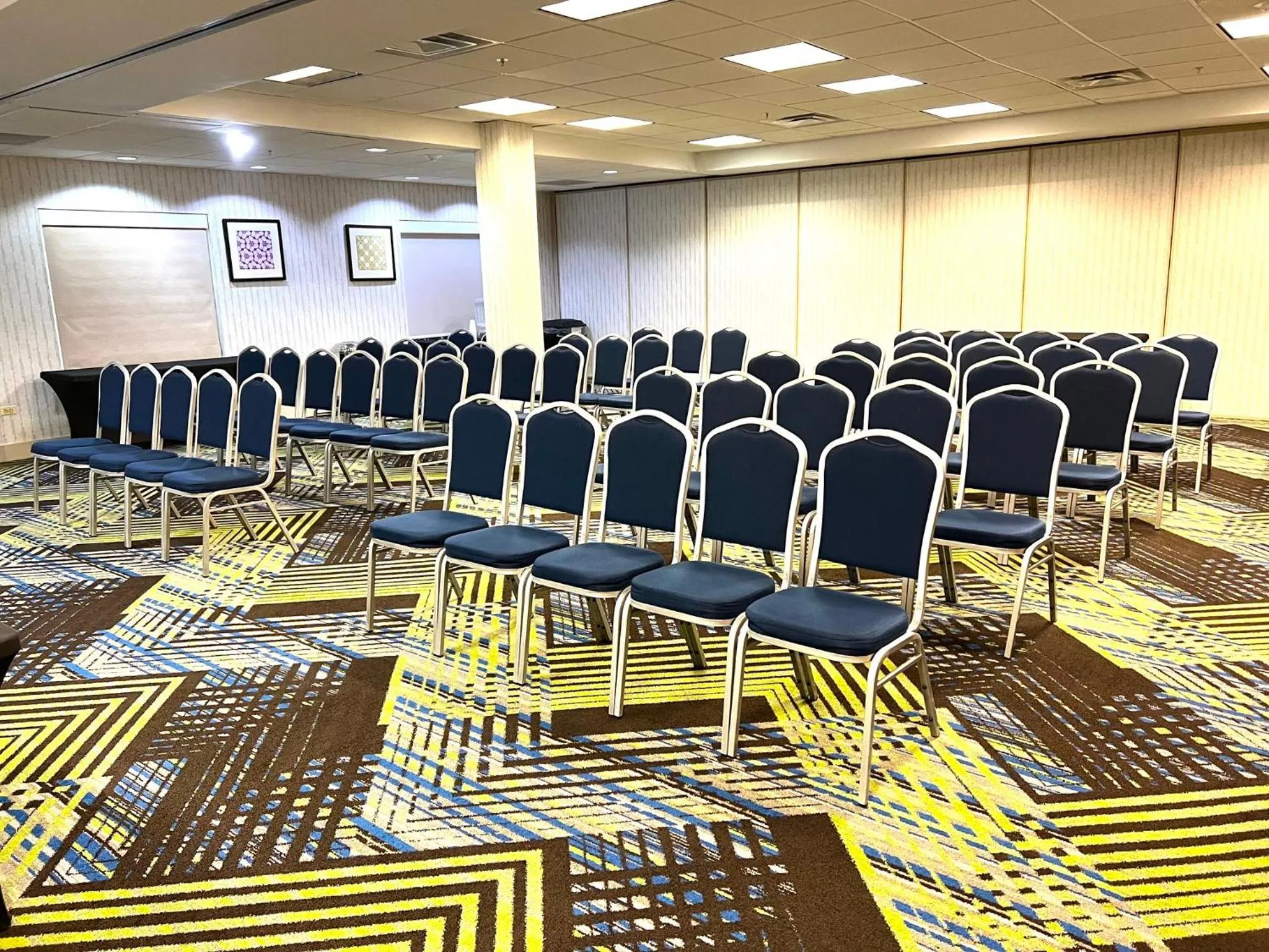 Meeting/conference room in Holiday Inn Express Hotel & Suites Waukegan/Gurnee by IHG