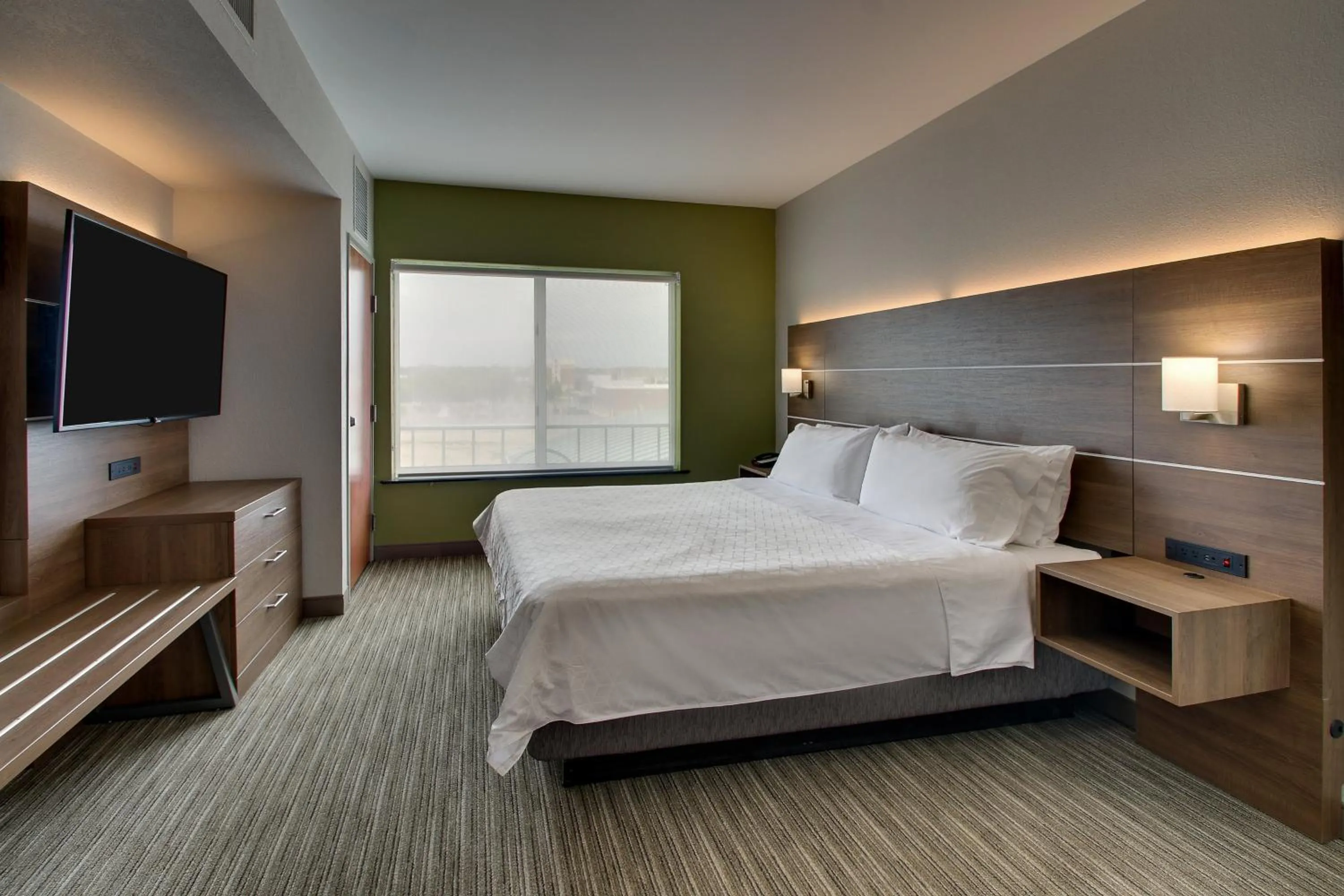 Bedroom, Bed in Holiday Inn Express Hotel & Suites Waukegan/Gurnee by IHG