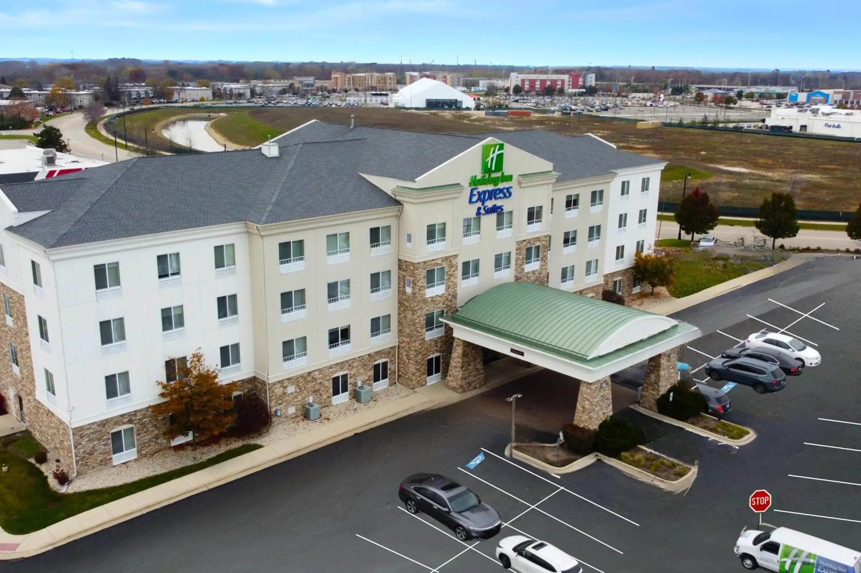 Property building in Holiday Inn Express Hotel & Suites Waukegan/Gurnee by IHG Property building in Holiday Inn Express Hotel & Suites Waukegan/Gurnee by IHG