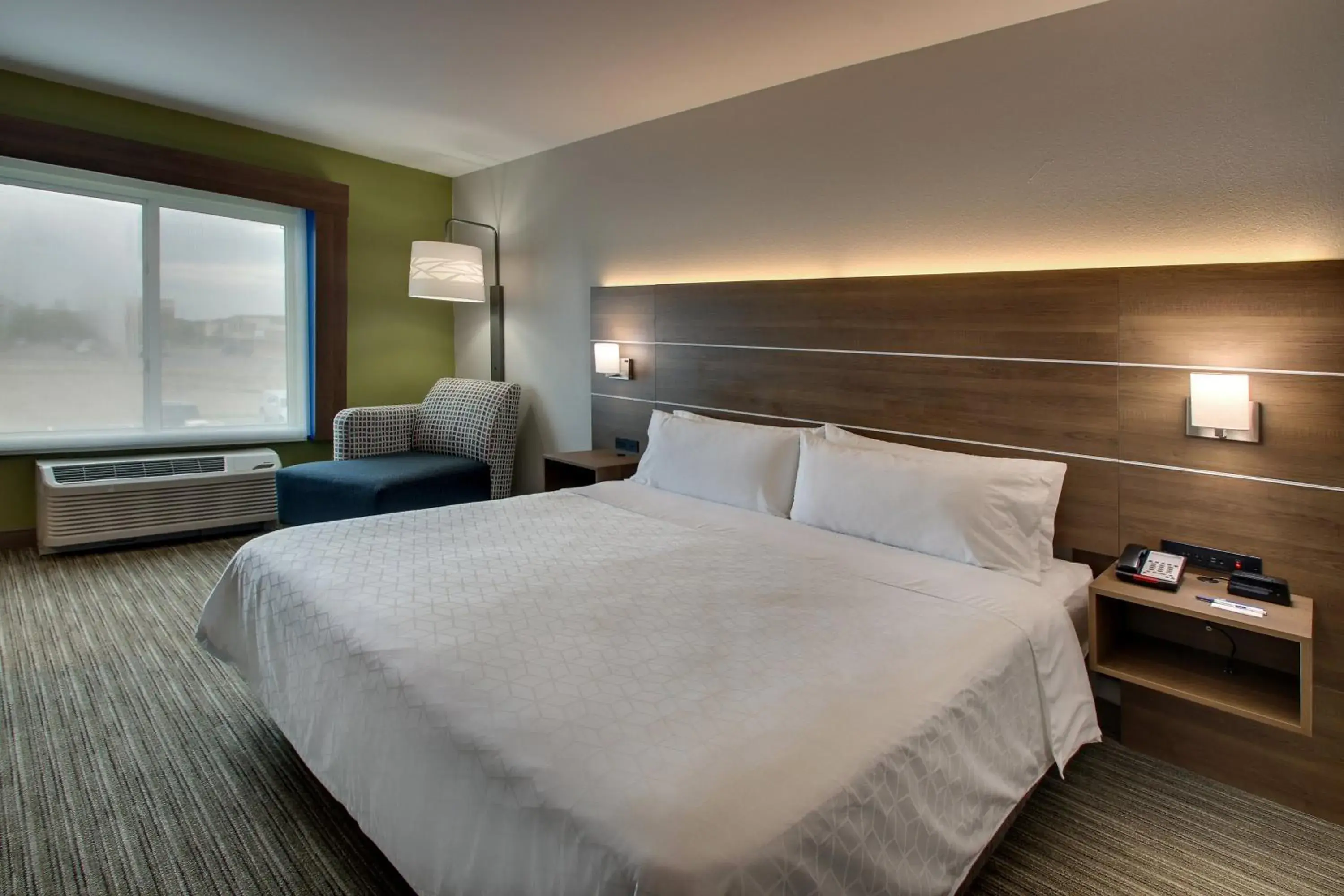 Photo of the whole room, Bed in Holiday Inn Express Hotel & Suites Waukegan/Gurnee by IHG Photo of the whole room, Bed in Holiday Inn Express Hotel & Suites Waukegan/Gurnee by IHG