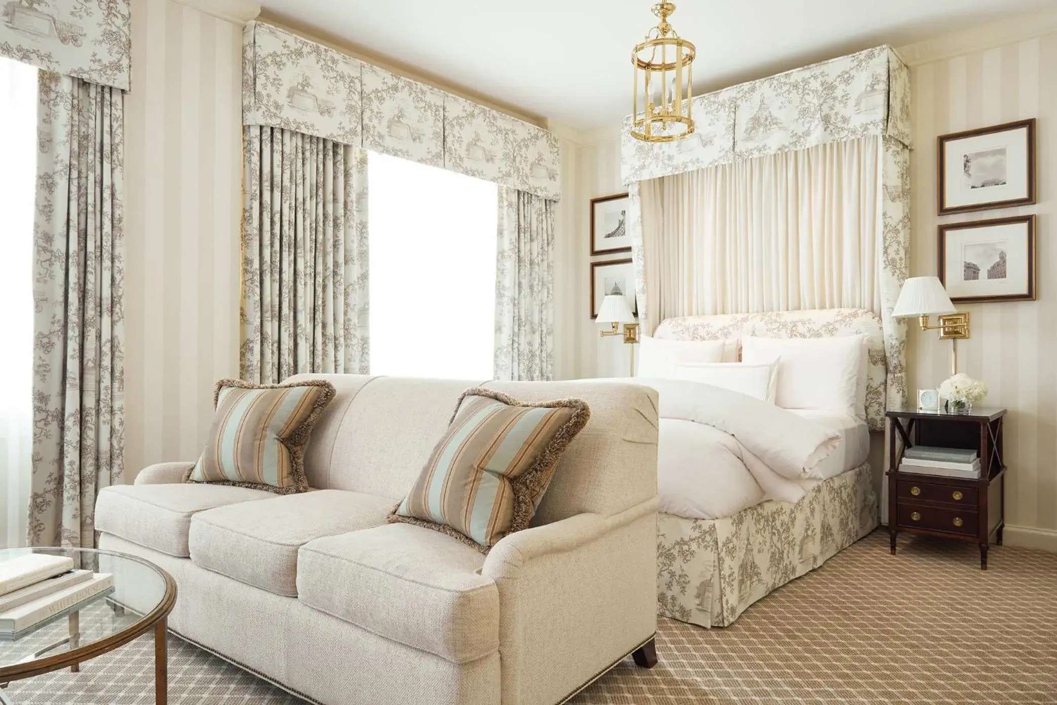 Queen Studio in The Hay - Adams Queen Studio in The Hay - Adams