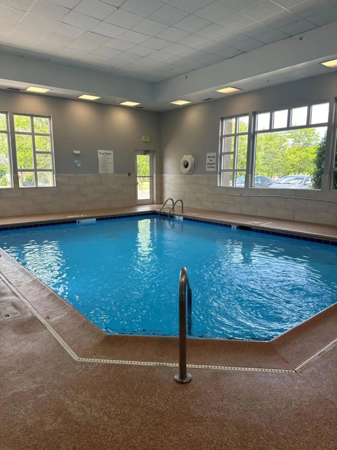 Swimming pool in Holiday Inn Express Hotel & Suites Chicago-Algonquin by IHG