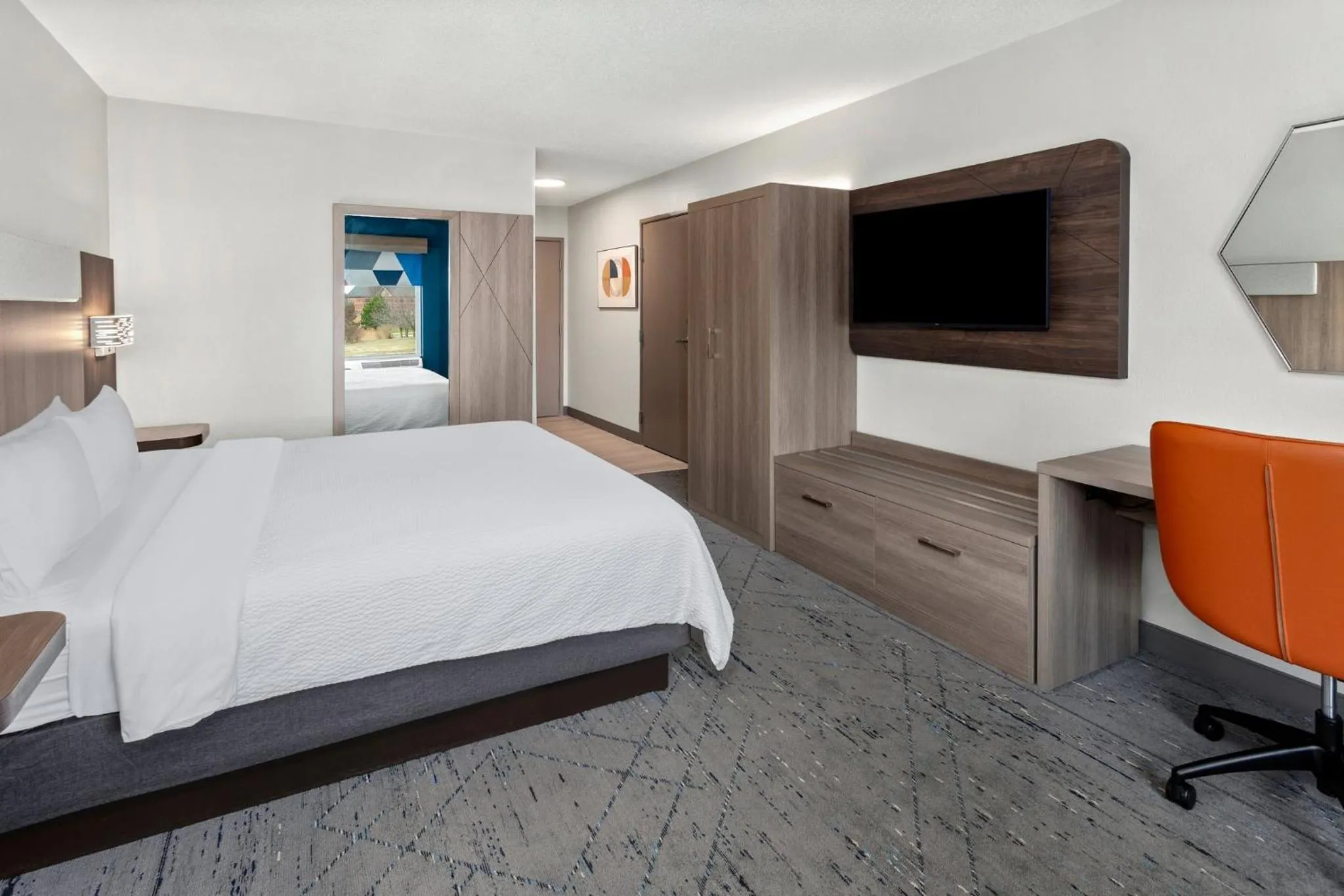 Photo of the whole room, Bed in Holiday Inn Express Hotel & Suites Chicago-Algonquin by IHG