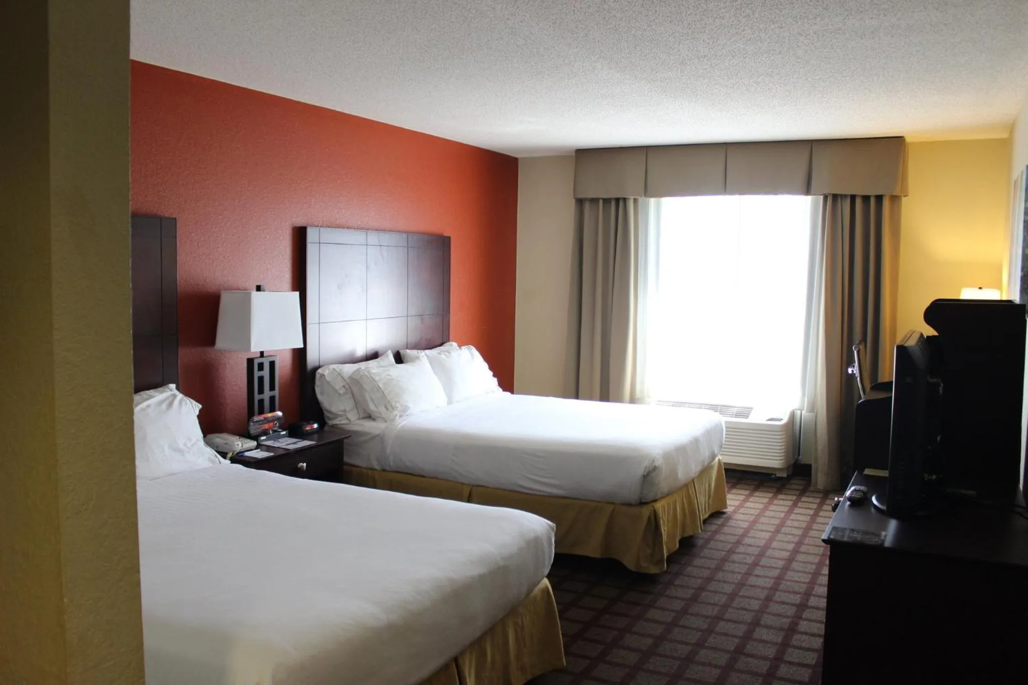 Photo of the whole room, Bed in Holiday Inn Express Hotel & Suites Chicago-Algonquin by IHG