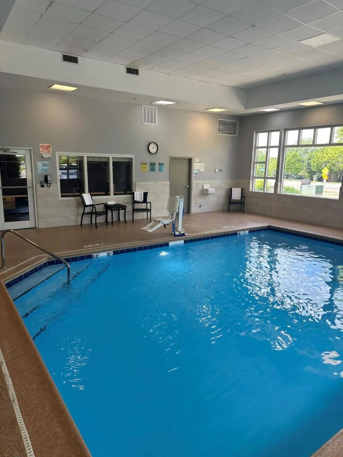 Swimming pool in Holiday Inn Express Hotel & Suites Chicago-Algonquin by IHG