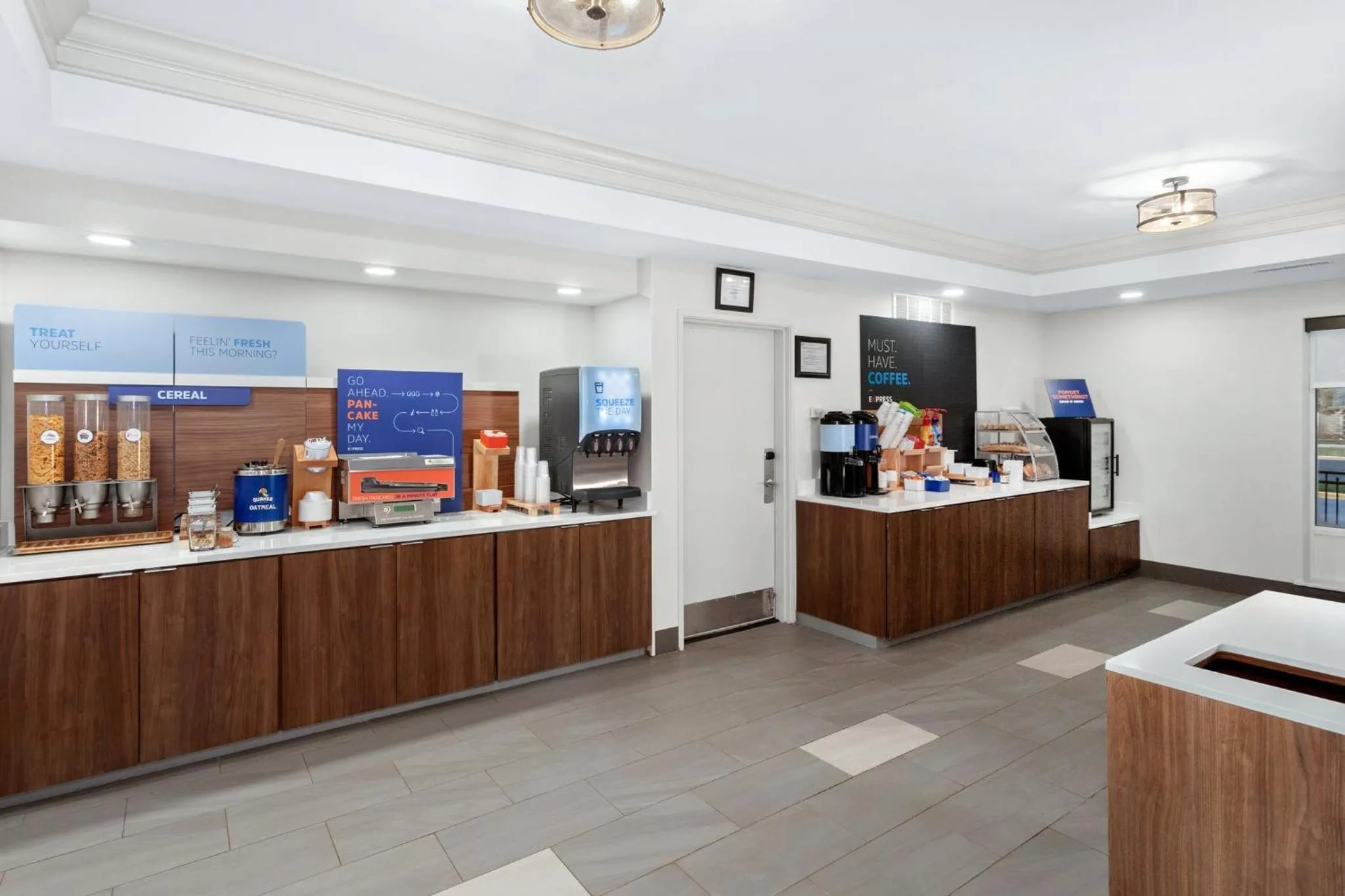 Breakfast in Holiday Inn Express Hotel & Suites Chicago-Algonquin by IHG