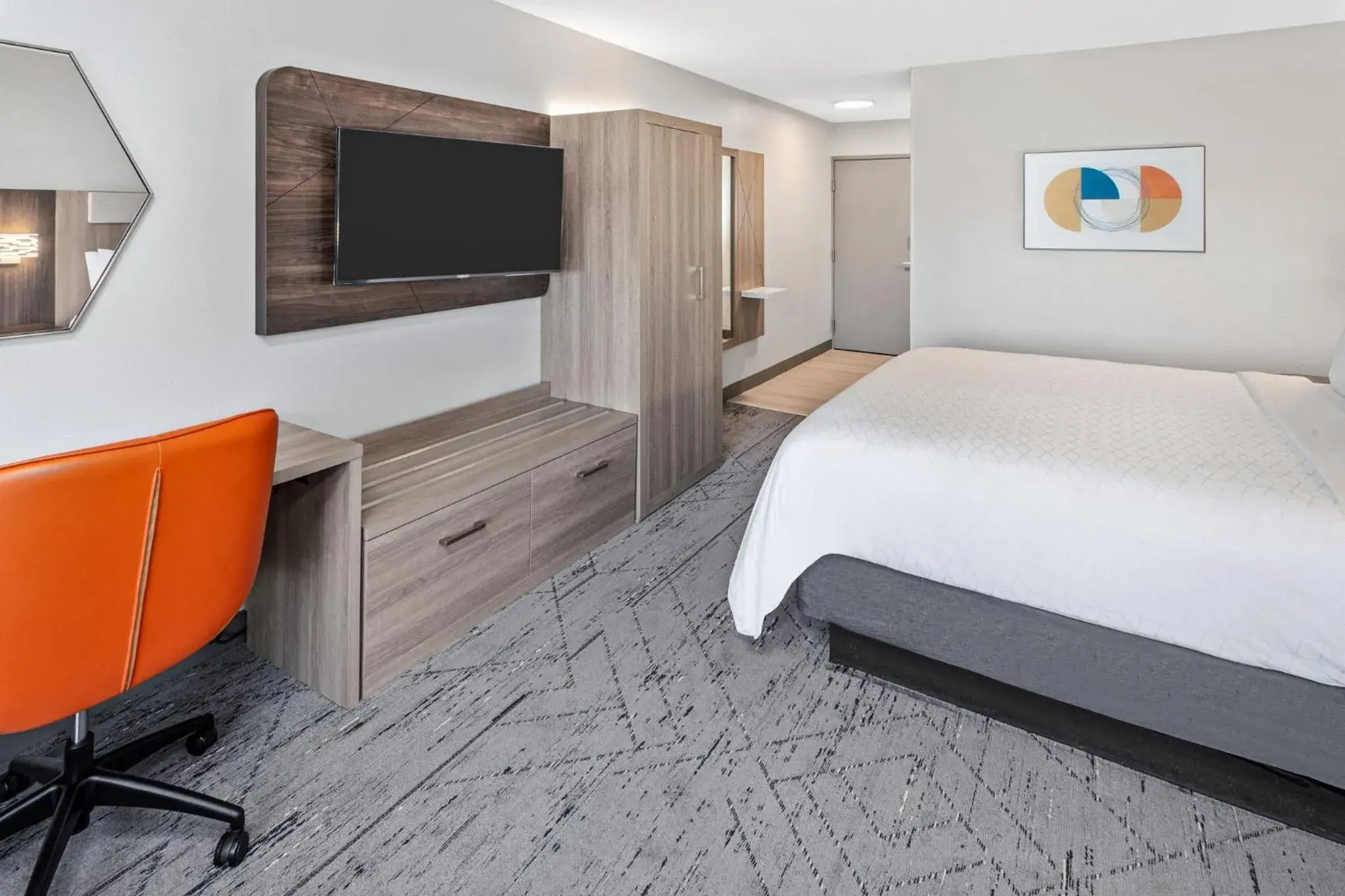 Photo of the whole room, Bed in Holiday Inn Express Hotel & Suites Chicago-Algonquin by IHG Photo of the whole room, Bed in Holiday Inn Express Hotel & Suites Chicago-Algonquin by IHG