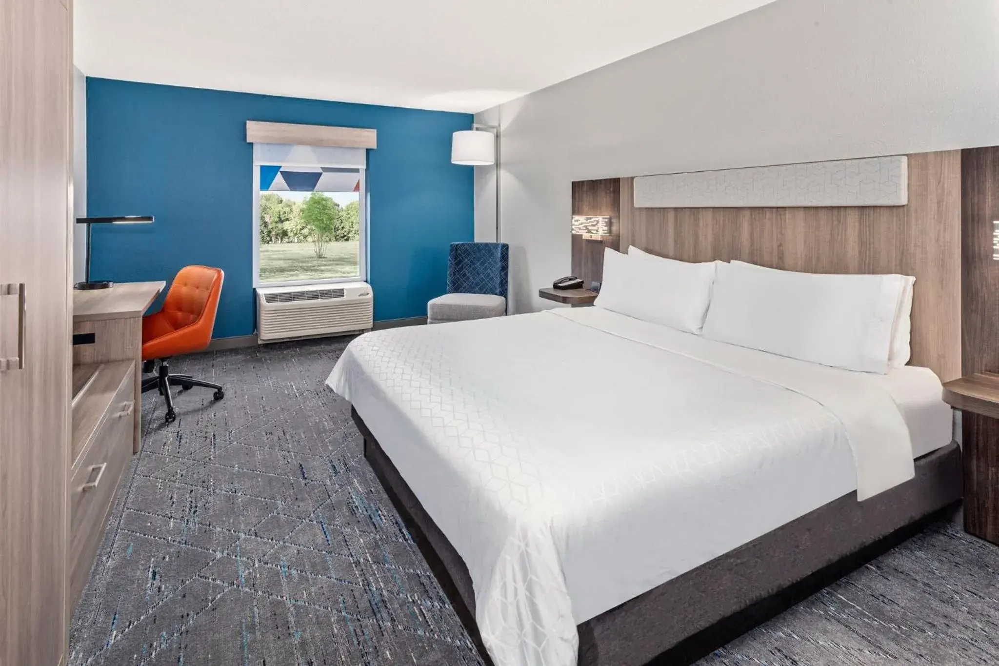 Standard Corner King Room in Holiday Inn Express Hotel & Suites Chicago-Algonquin by IHG Standard Corner King Room in Holiday Inn Express Hotel & Suites Chicago-Algonquin by IHG