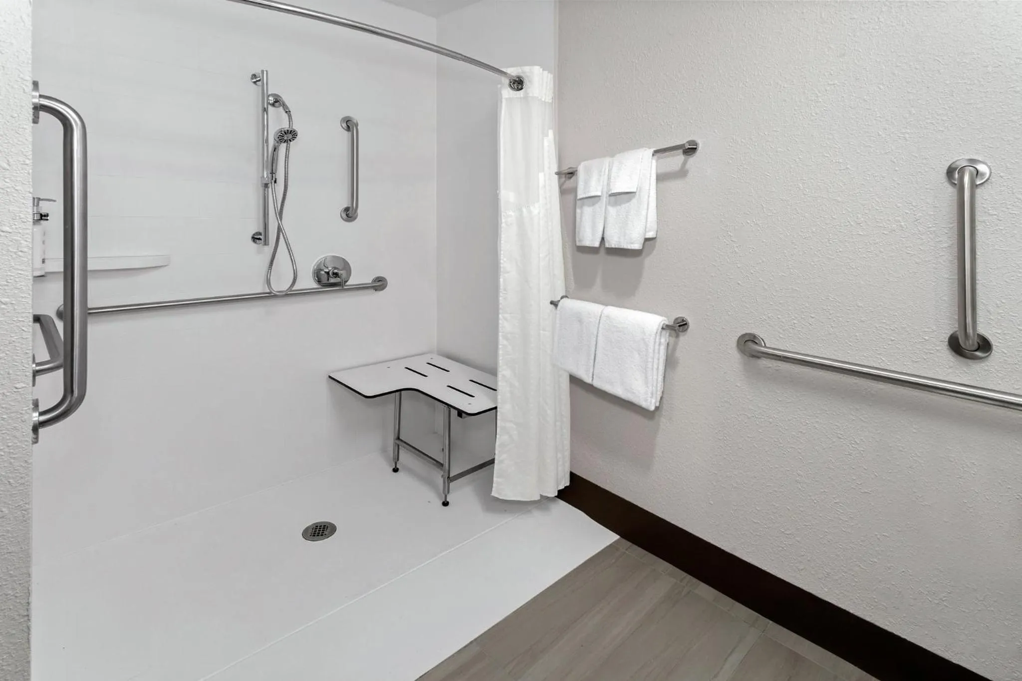 Photo of the whole room in Holiday Inn Express Hotel & Suites Chicago-Algonquin by IHG