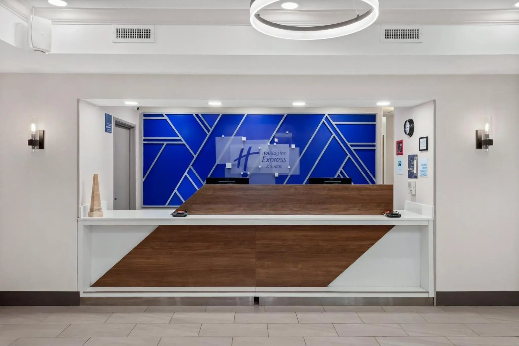 Property building in Holiday Inn Express Hotel & Suites Chicago-Algonquin by IHG Property building in Holiday Inn Express Hotel & Suites Chicago-Algonquin by IHG