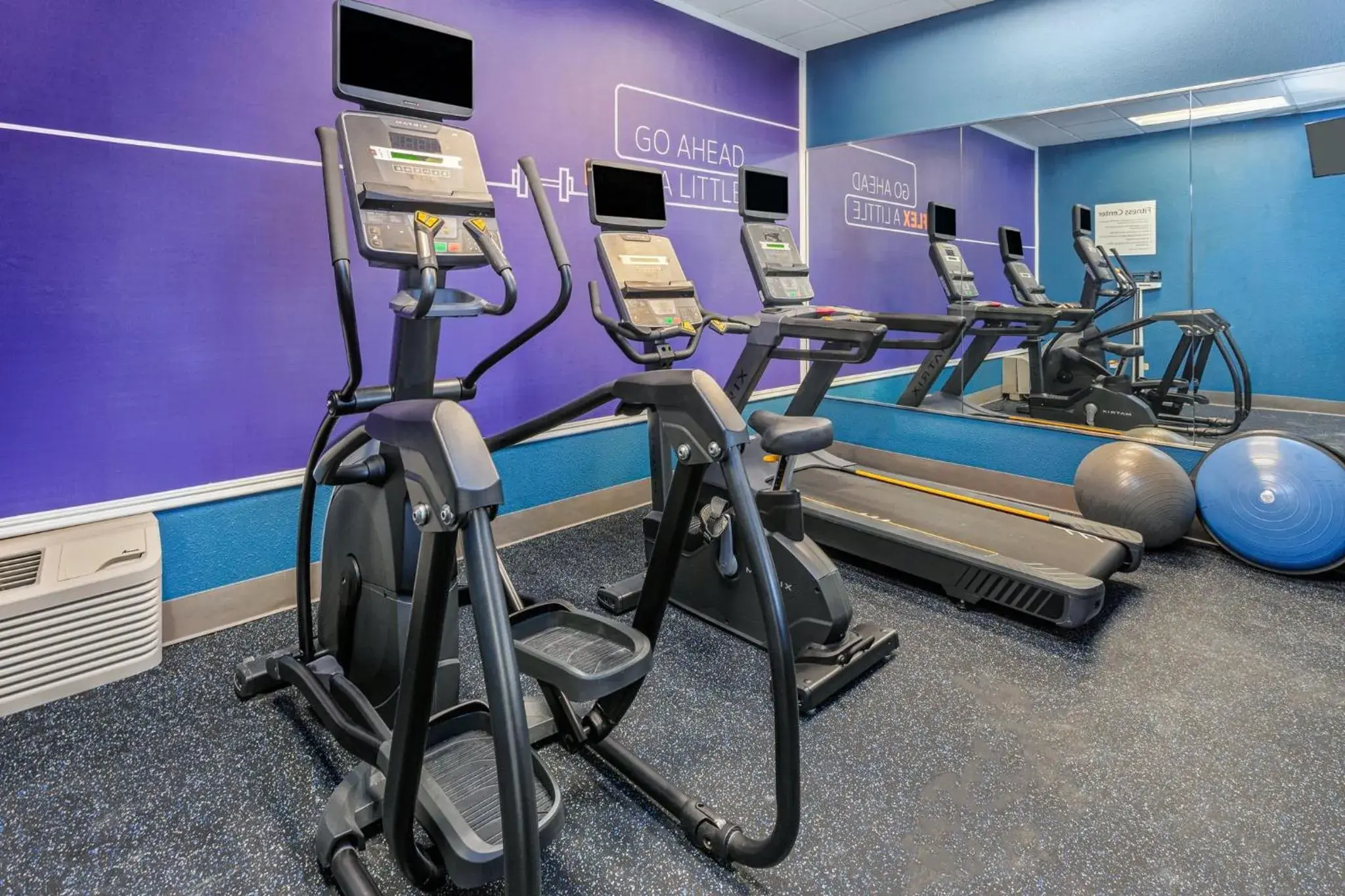Fitness centre/facilities in Holiday Inn Express Hotel & Suites Chicago-Algonquin by IHG Fitness centre/facilities in Holiday Inn Express Hotel & Suites Chicago-Algonquin by IHG