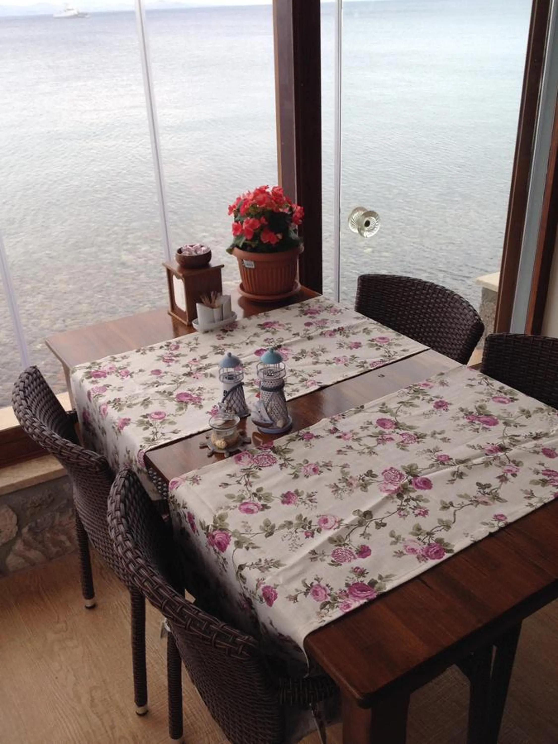 Restaurant/places to eat in Assos Nazan Motel Restoran Beach
