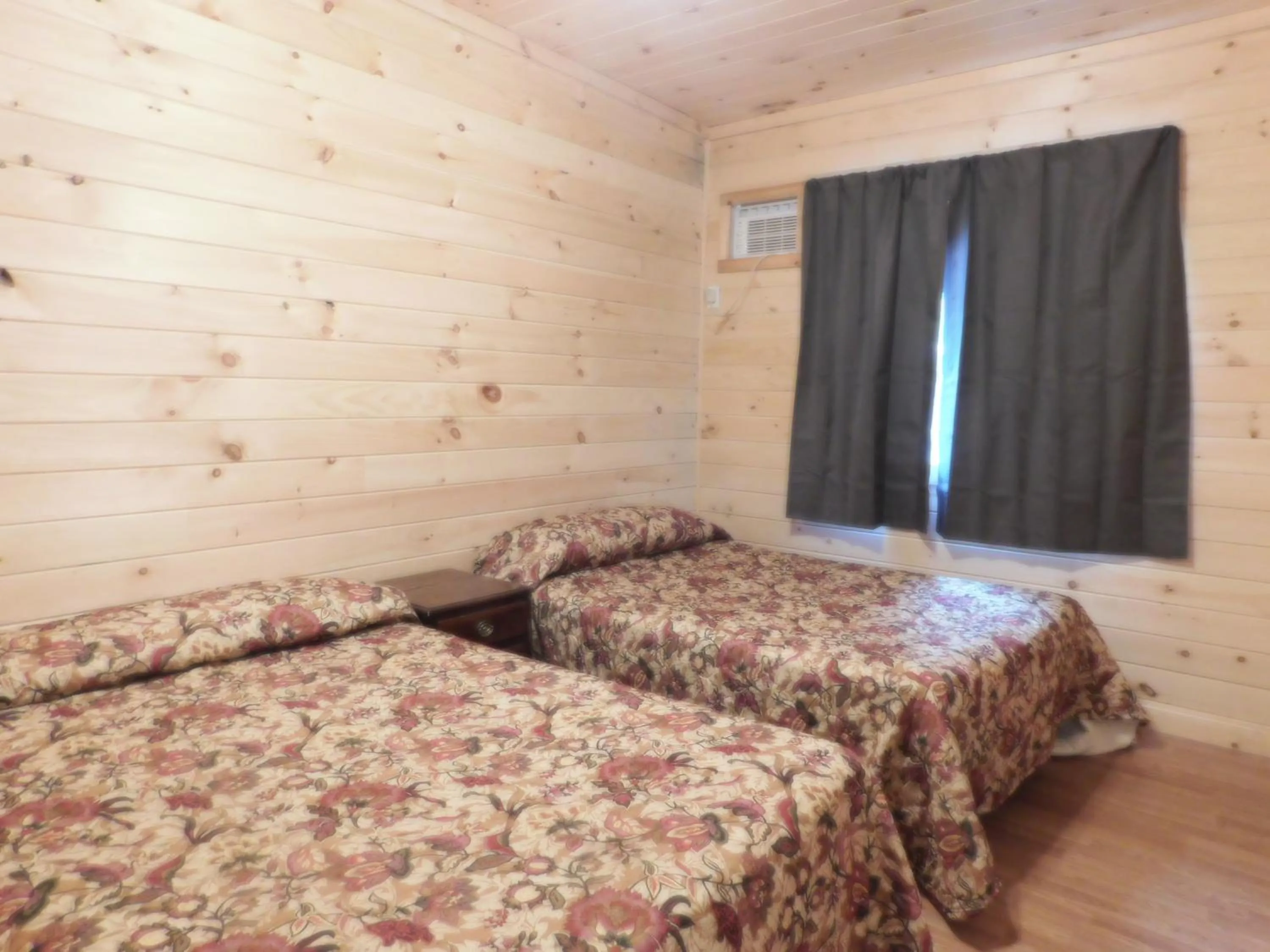 Bed in Olympian Resort Motel