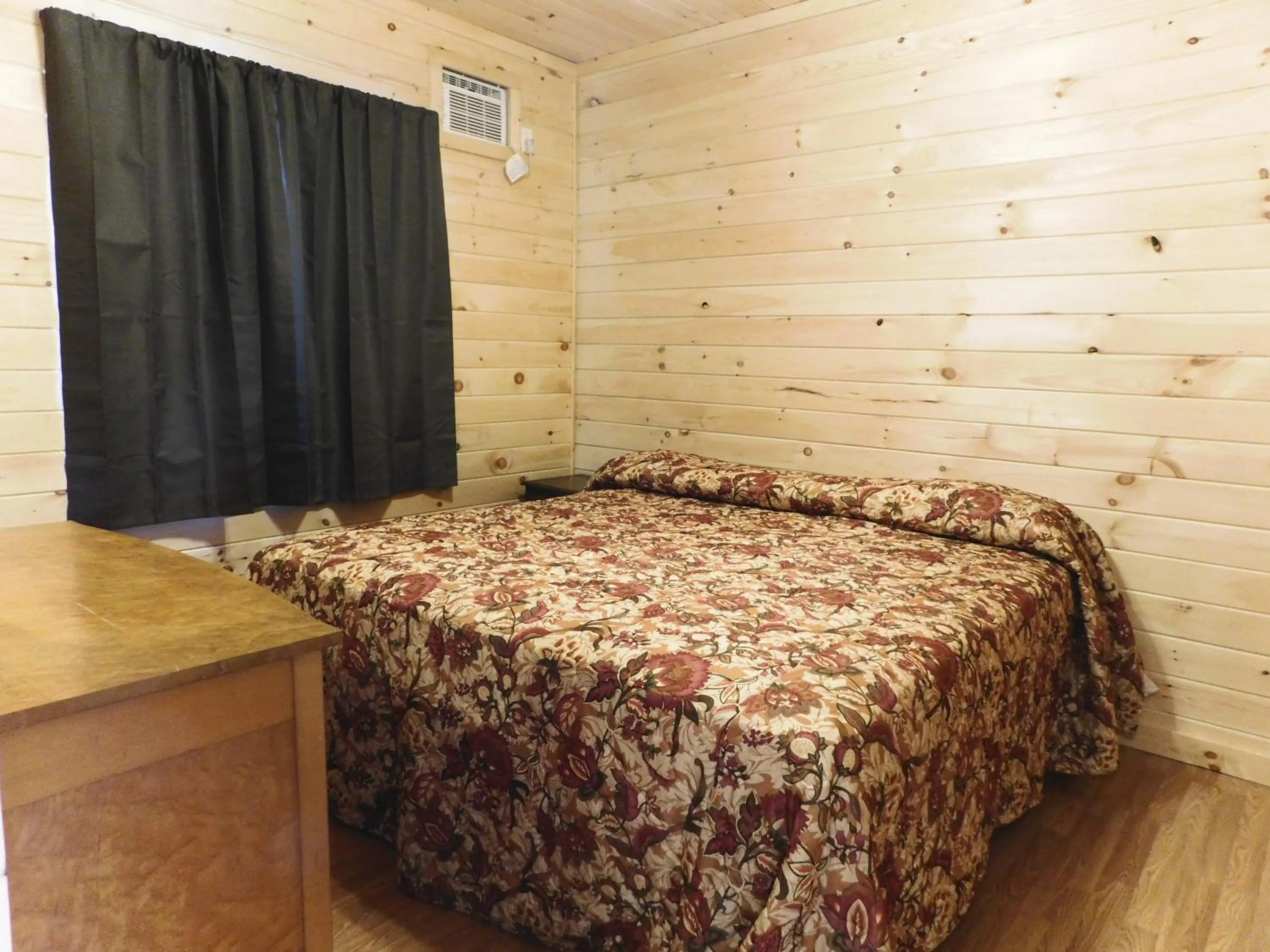 Bed in Olympian Resort Motel