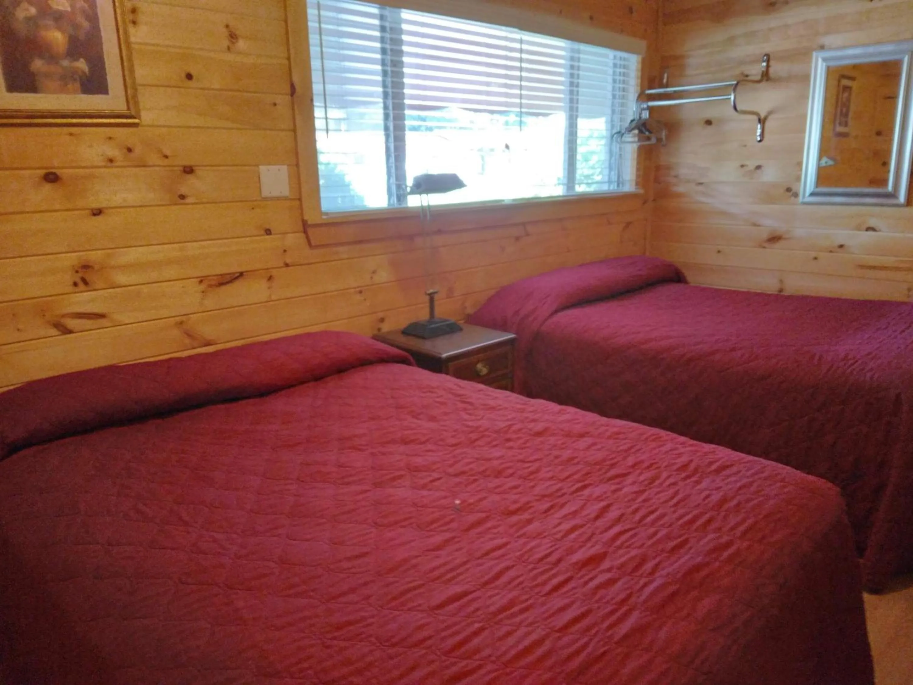 Bed in Olympian Resort Motel