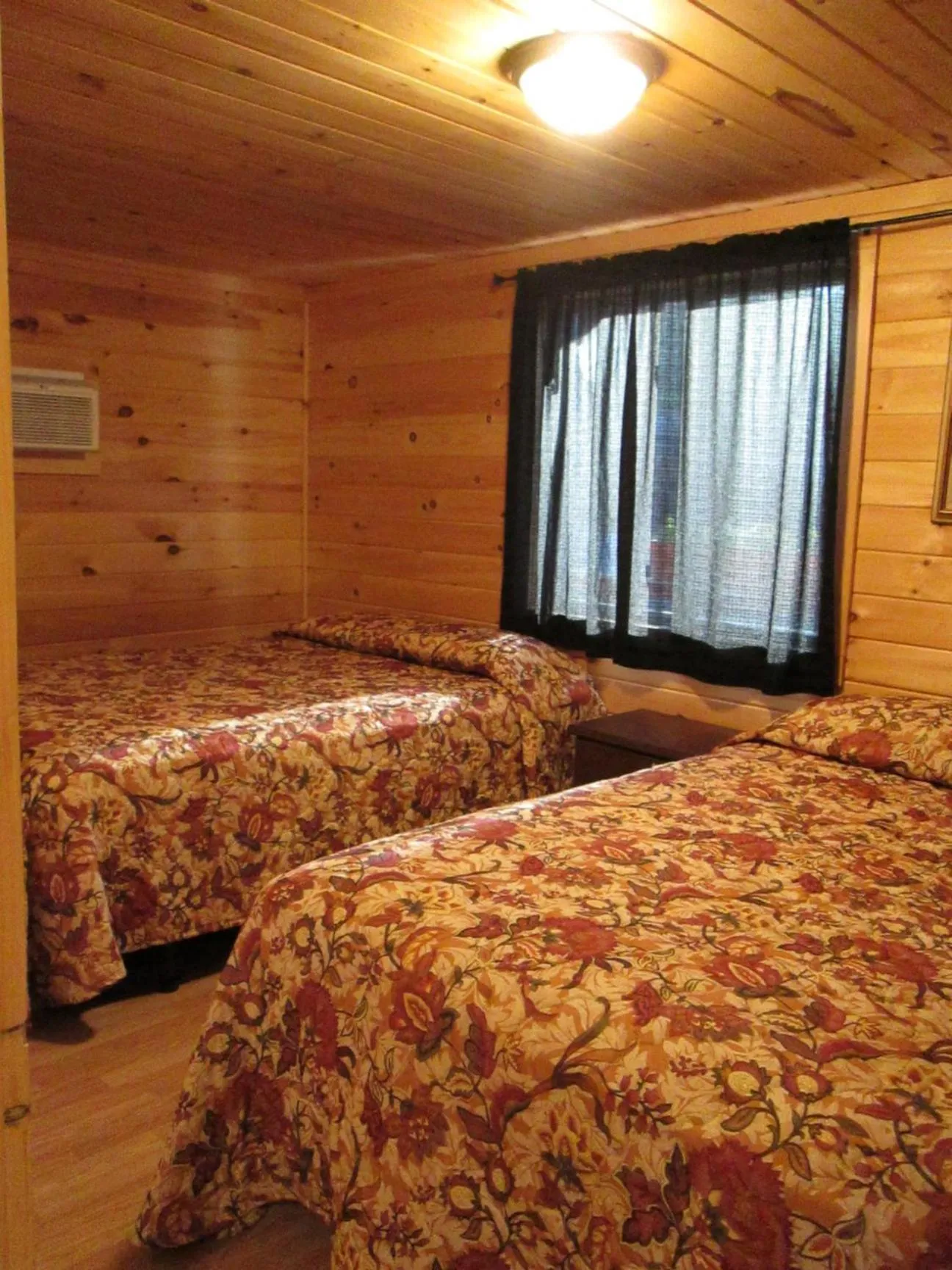 Bed in Olympian Resort Motel